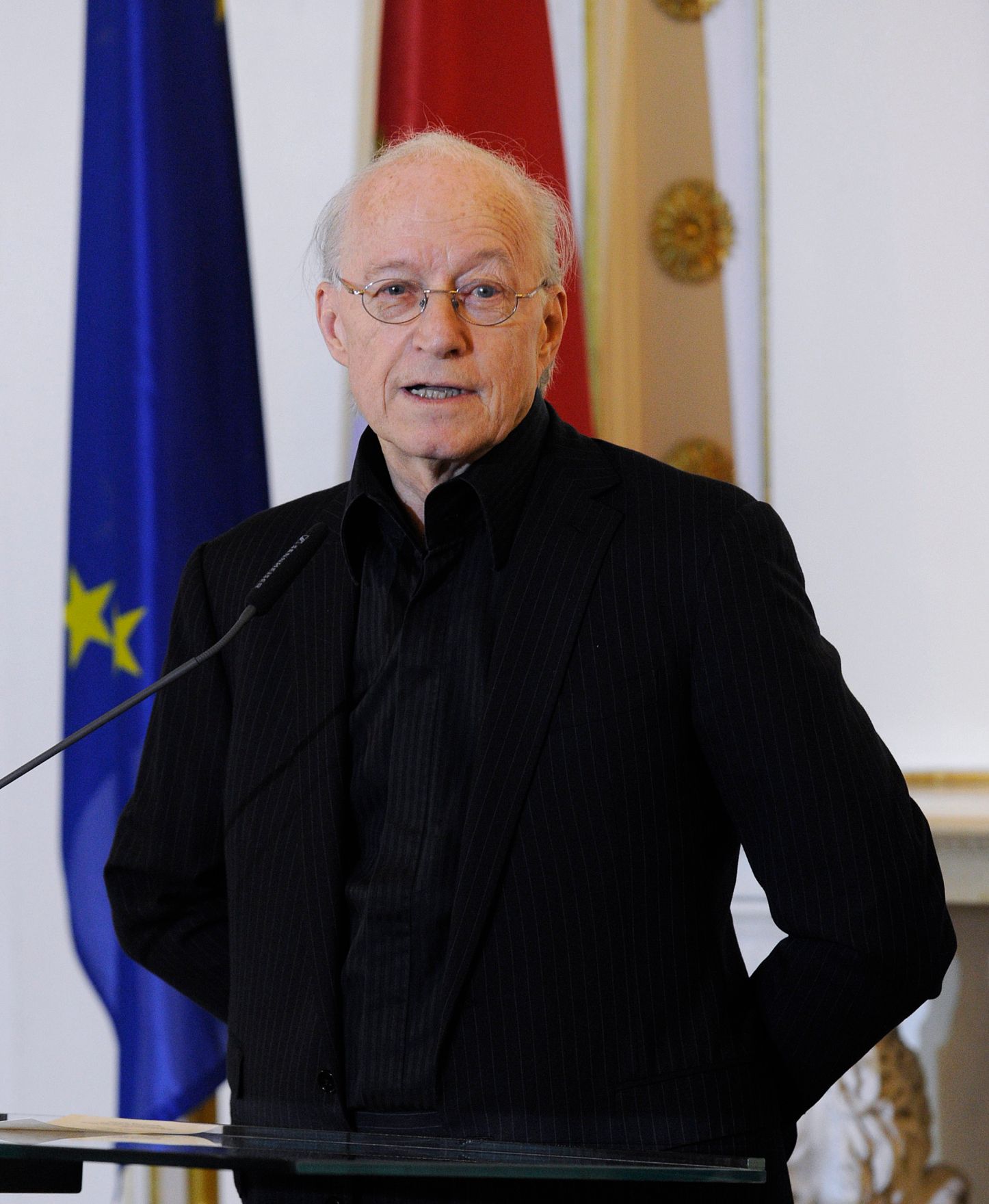 Am 11. M&auml;rz 2016 &uuml;berreichte Sektionschefin Andrea Ecker das &Ouml;sterreichische Ehrenkreuz f&uuml;r Wissenschaft und Kunst an Michael Kunze (im Bild) und Sylvester Levay.