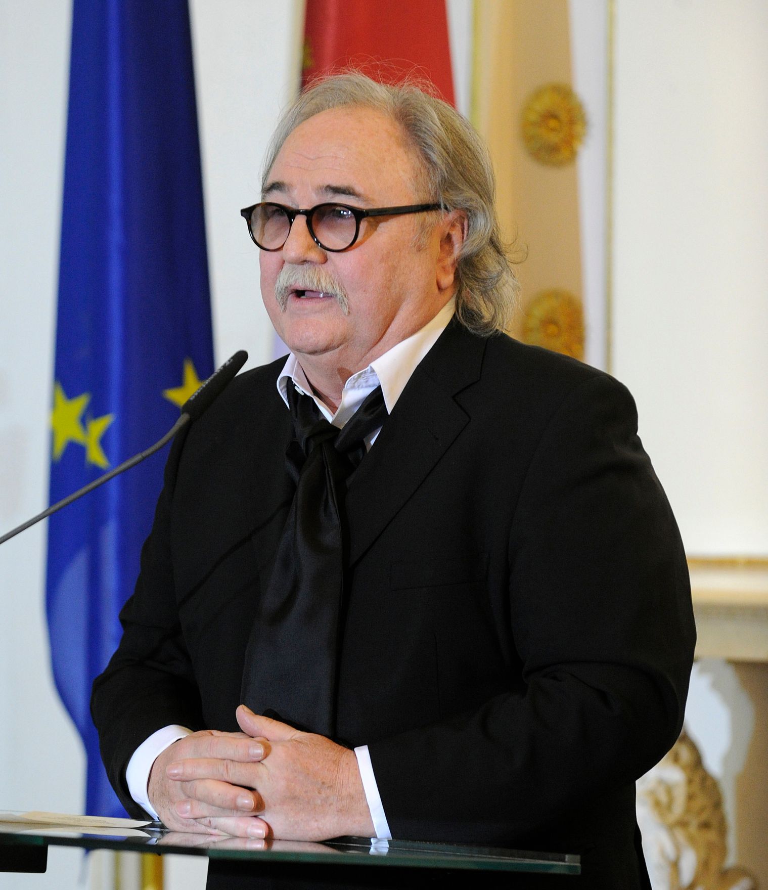 Am 11. M&auml;rz 2016 &uuml;berreichte Sektionschefin Andrea Ecker das &Ouml;sterreichische Ehrenkreuz f&uuml;r Wissenschaft und Kunst an Michael Kunze und Sylvester Levay (im Bild).