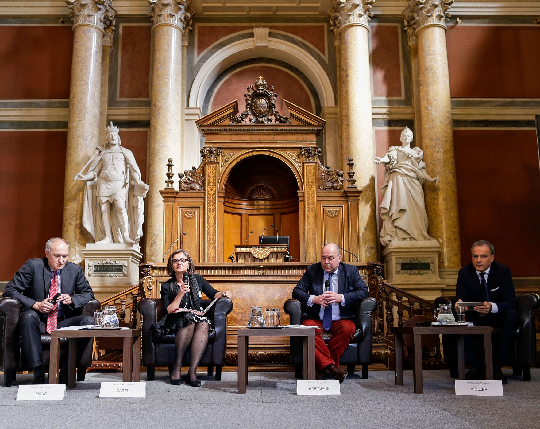 Am 20. April 2016 fand die Bundes-PersonalleiterInnen-Tagung in der Universit&auml;t Wien statt. Im Bild (v.l.n.r.) Reinhard Mang (BMLFUW), Brigitte Zarfl (BMASK), Klaus Hartmann (BKA) und Eduard M&uuml;ller (BMF).