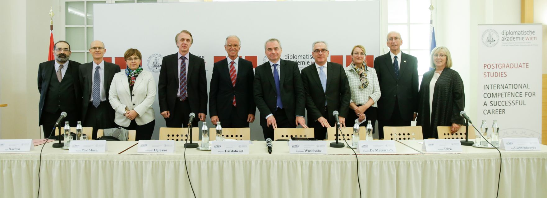 Im Rahmen der EuDEM 2016 fand am Abend des 25. April 2016 eine &ouml;ffentliche Podiumsdiskussion zum Thema &quot;Return to Politics &ndash; Is Europe prepared for It?&quot; statt. Im Bild die Teilnehmer des Abendpanels und die Organisatoren der Konferenz (v.l.n.r.) Priv.-Doz. Balthasar, Prof. Harden, Dr. Pirc Musar, Minister a.D. Ogrysko, BM a.D. Dr. Fasslabend, Priv.-Doz. Fischer, Genlt Wosolsobe, BS De Maesschalk, BS T&uuml;rk, ehem MEP Dr. Lichtenberger.