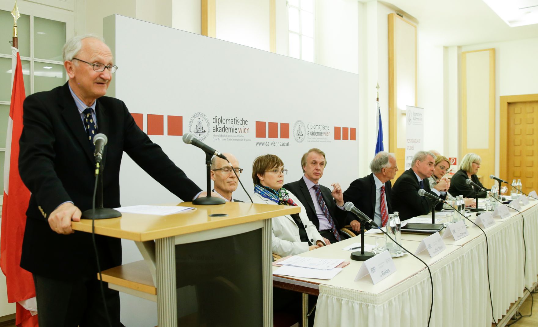 Im Rahmen der EuDEM 2016 fand am Abend des 25. April 2016 eine &ouml;ffentliche Podiumsdiskussion zum Thema &quot;Return to Politics &ndash; Is Europe prepared for It?&quot; statt. Am Pult Prof. Neudeck bei seinen Gru&szlig;worten. Am Podium vlnr: Prof. Harden, Dr. Pirc Musar, Minister a.D. Ogrysko, BM a.D. Dr. Fasslabend, Genlt Wosolsobe, BS De Maesschalk, BS T&uuml;rk (verdeckt), ehem. MEP Dr. Lichtenberger.