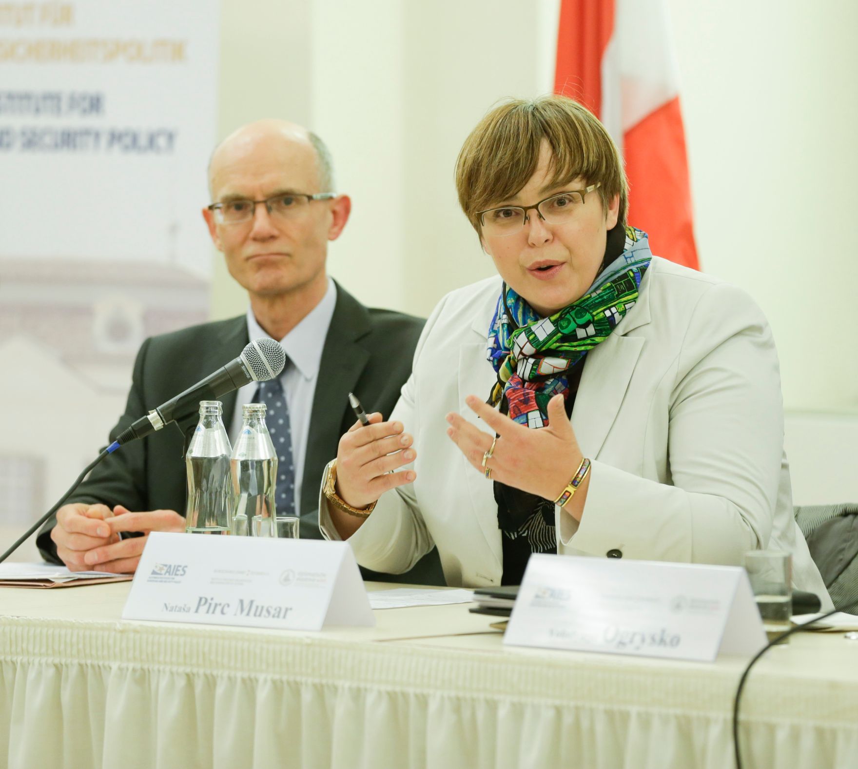 Im Rahmen der EuDEM 2016 fand am Abend des 25. April 2016 eine &ouml;ffentliche Podiumsdiskussion zum Thema &quot;Return to Politics &ndash; Is Europe prepared for It?&quot; statt. Im Bild Prof. Harden (l.) und Dr. Pirc Musar (r.).
