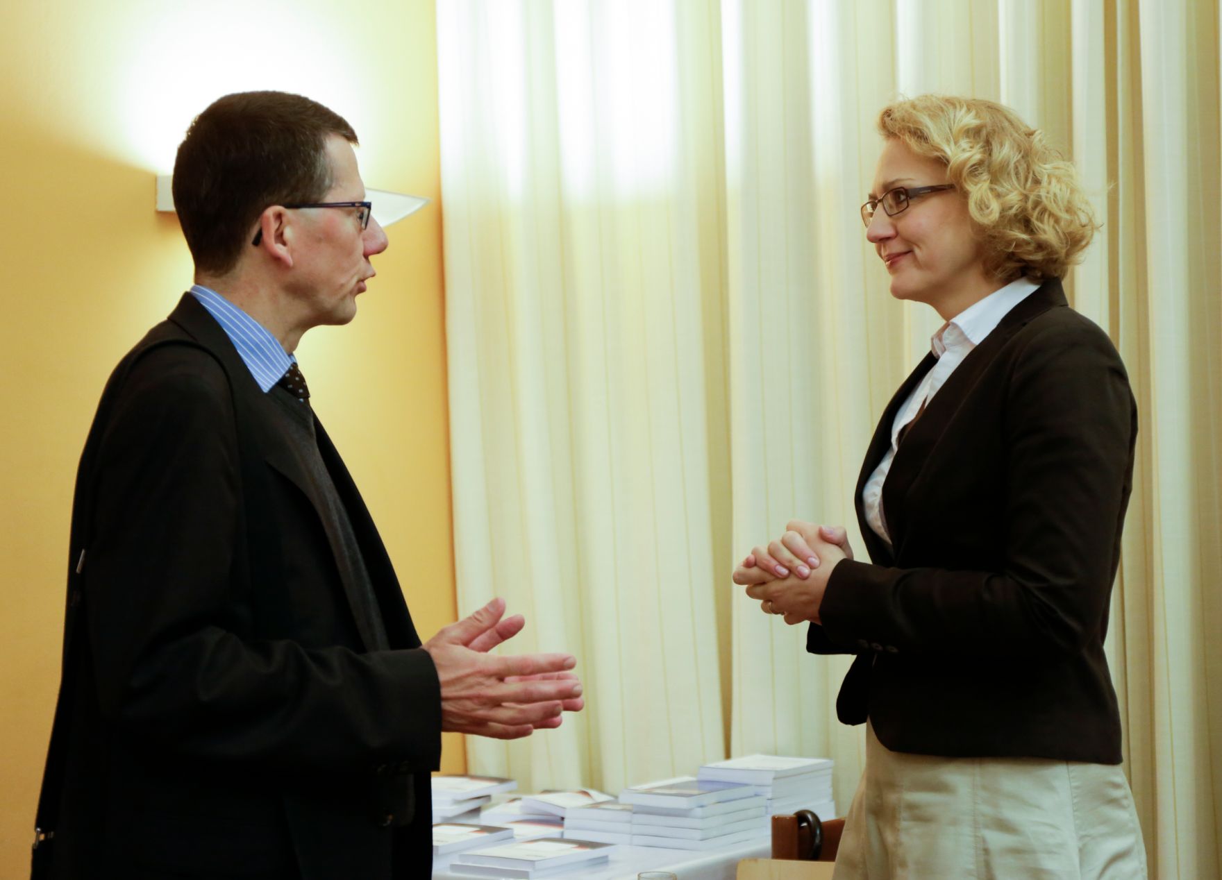 Am 25. und 26. April 2016 fand in der Diplomatischen Akademie die Conference on European Democracy 2016 statt. Im Gespr&auml;ch: Prof. Hansen (l.) und Dr.- Kulesza (r.).