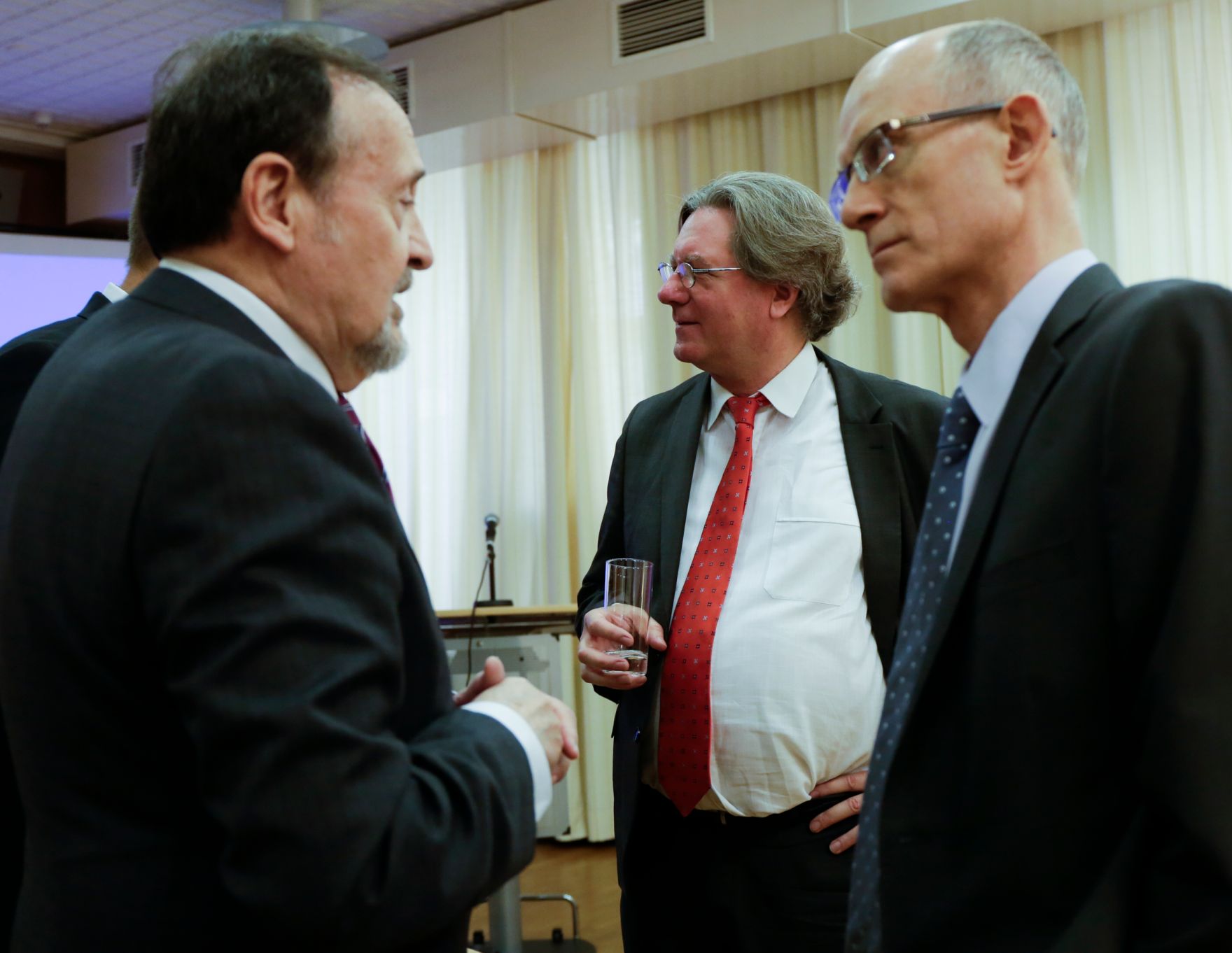 Am 25. und 26. April 2016 fand in der Diplomatischen Akademie die Conference on European Democracy 2016 statt. Im Gespr&auml;ch (v.l.n.r.) Prof. Bar, Prof Oeter und Prof. Harden.