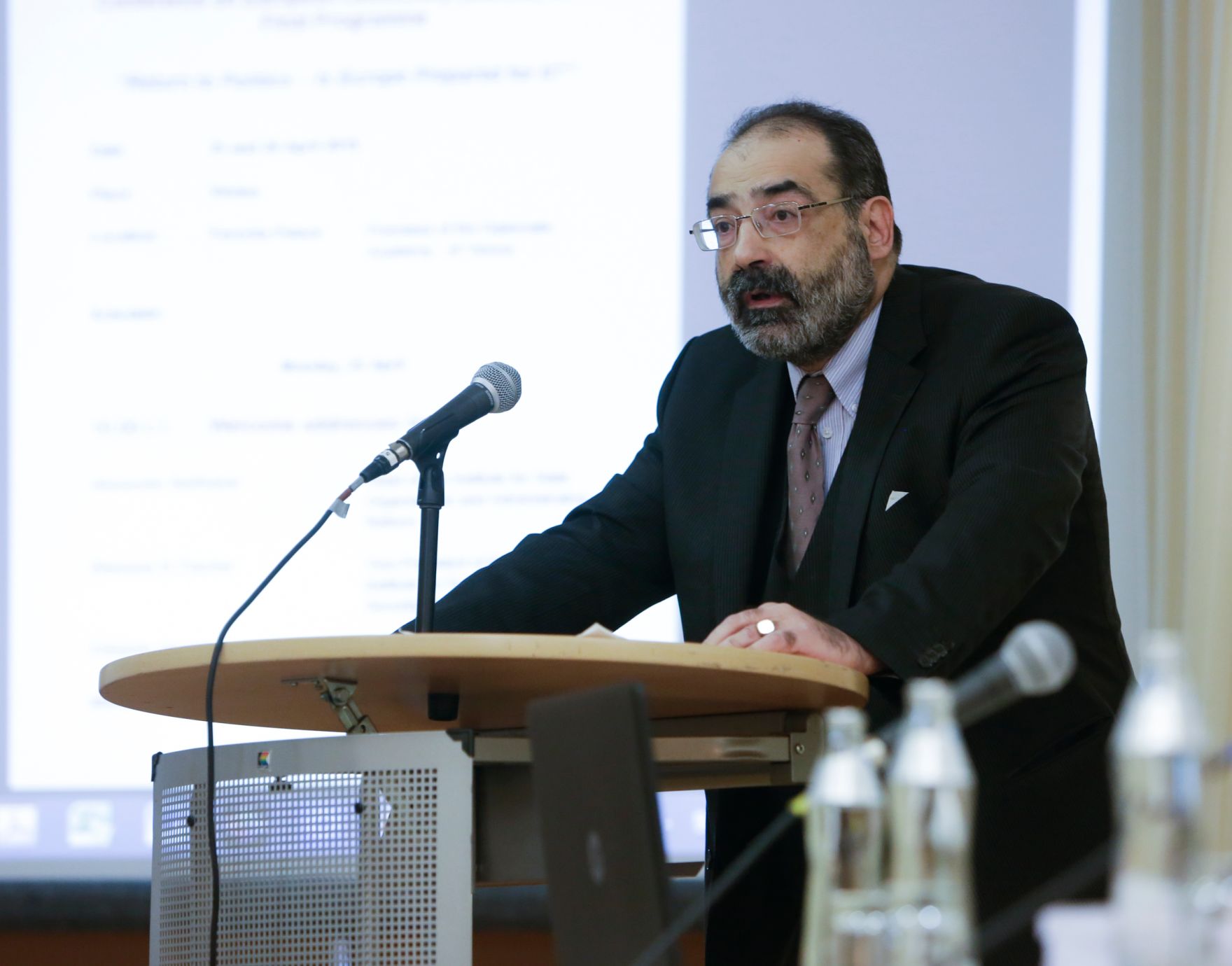 Am 25. und 26. April 2016 fand in der Diplomatischen Akademie die Conference on European Democracy 2016 statt. Am Pult Priv.-Doz. Balthasar bei der Er&ouml;ffnung.