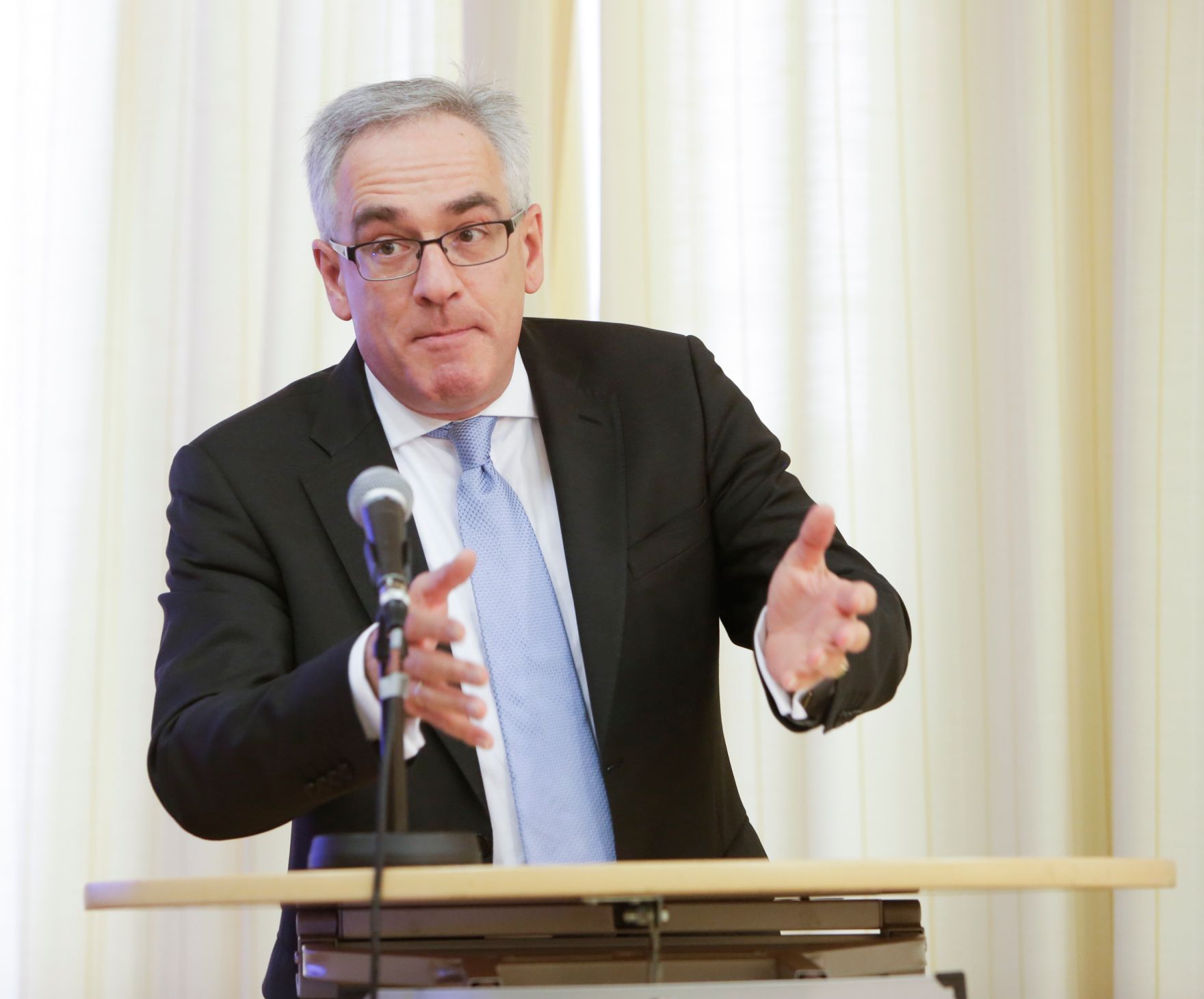 Am 25. und 26. April 2016 fand in der Diplomatischen Akademie die Conference on European Democracy 2016 statt. Am Pult Priv.-Doz. Fischer bei der Er&ouml;ffnung.