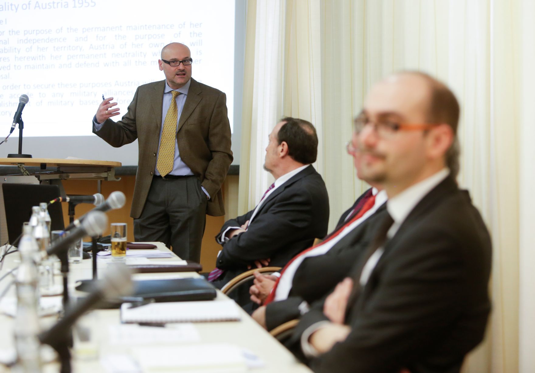Am 25. und 26. April 2016 fand in der Diplomatischen Akademie die Conference on European Democracy 2016 statt. Am Pult Prof. Wittich bei seinem Vortrag. Am Podium (Panel I) sichbar: Prof. Bar (l) und Dr. v. Ondarza (r).