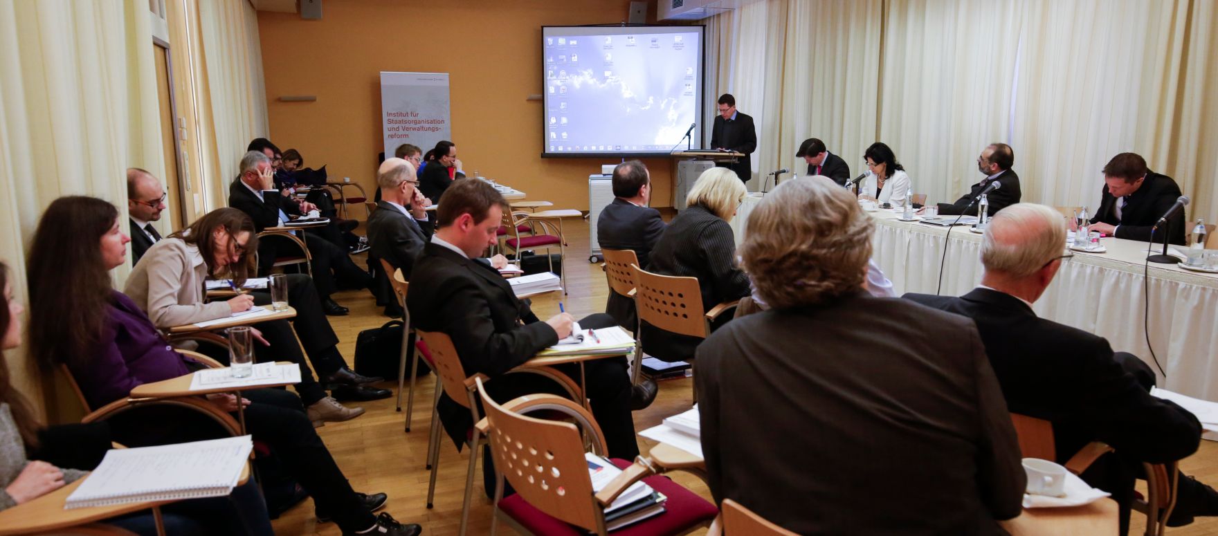 Am 25. und 26. April 2016 fand in der Diplomatischen Akademie die Conference on European Democracy 2016 statt. Am Pult Prof. Hansen bei seinem Vortrag. Am Podium (Panel II) (v.l.n.r.) Prof Eymeri-Douzans, Prof. Trstenjak, Priv.-Doz. Balthasar, Dr. Frischhut.