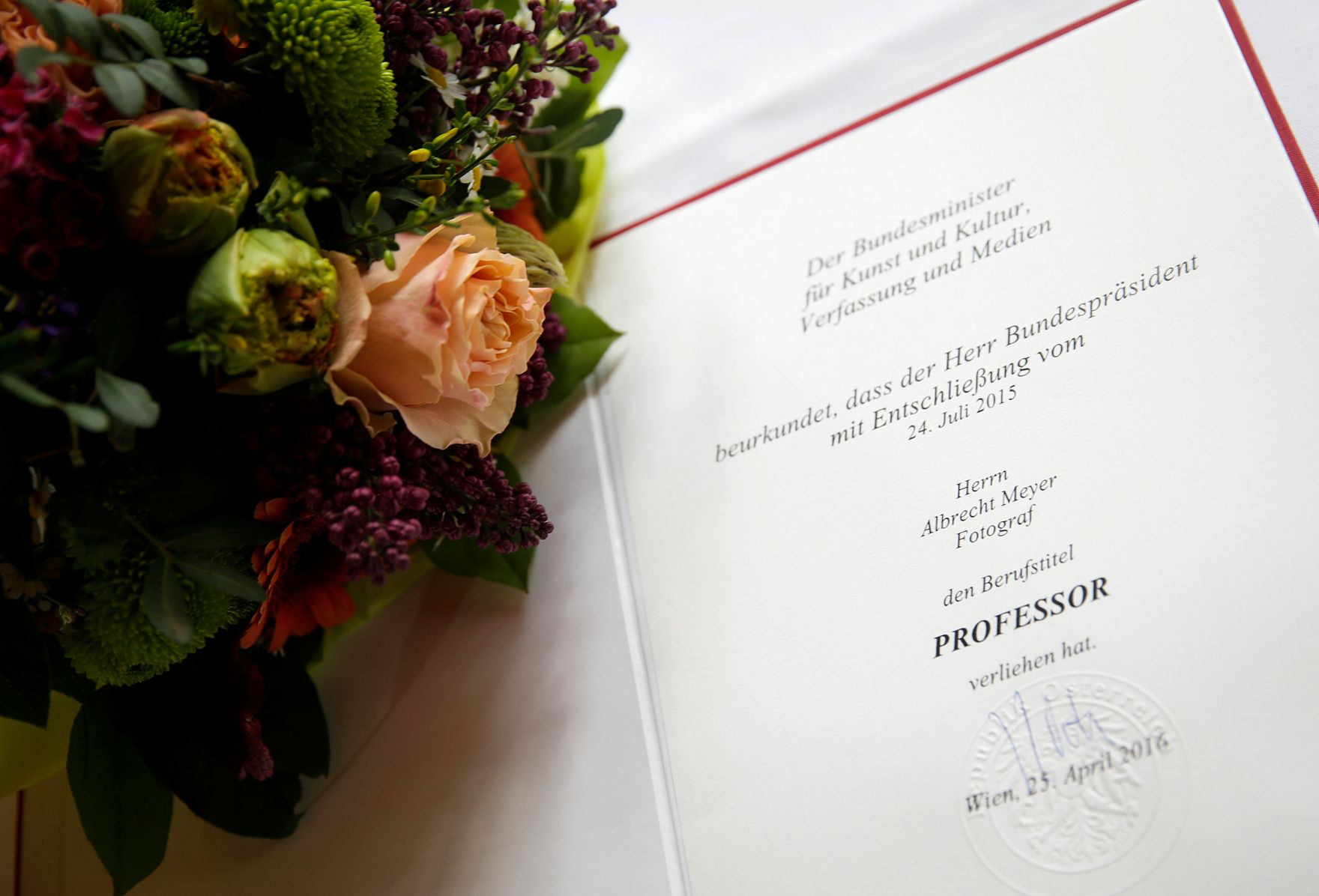 Am 25. April 2016 &uuml;berreichte Ministerialrat Reinhold Hohengartner die Urkunde, mit der Albrecht Meyer der Berufstitel Professor verliehen wurde.