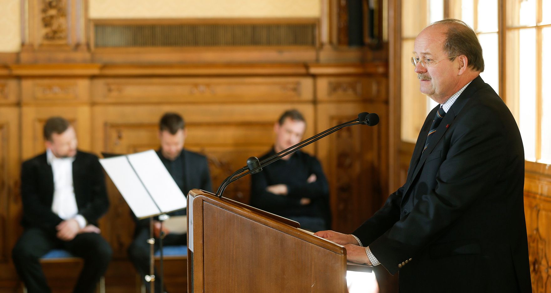 Am 25. April 2016 &uuml;berreichte Ministerialrat Reinhold Hohengartner die Urkunde, mit der Albrecht Meyer der Berufstitel Professor verliehen wurde. Im Bild der Laudator Wolfgang J. Bandion.