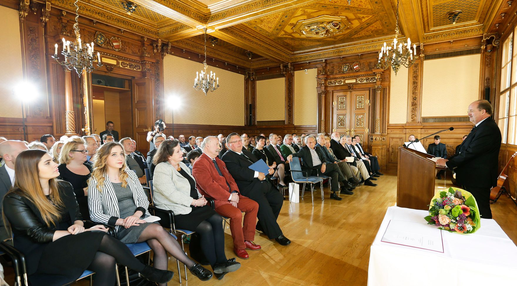 Am 25. April 2016 &uuml;berreichte Ministerialrat Reinhold Hohengartner die Urkunde, mit der Albrecht Meyer der Berufstitel Professor verliehen wurde.