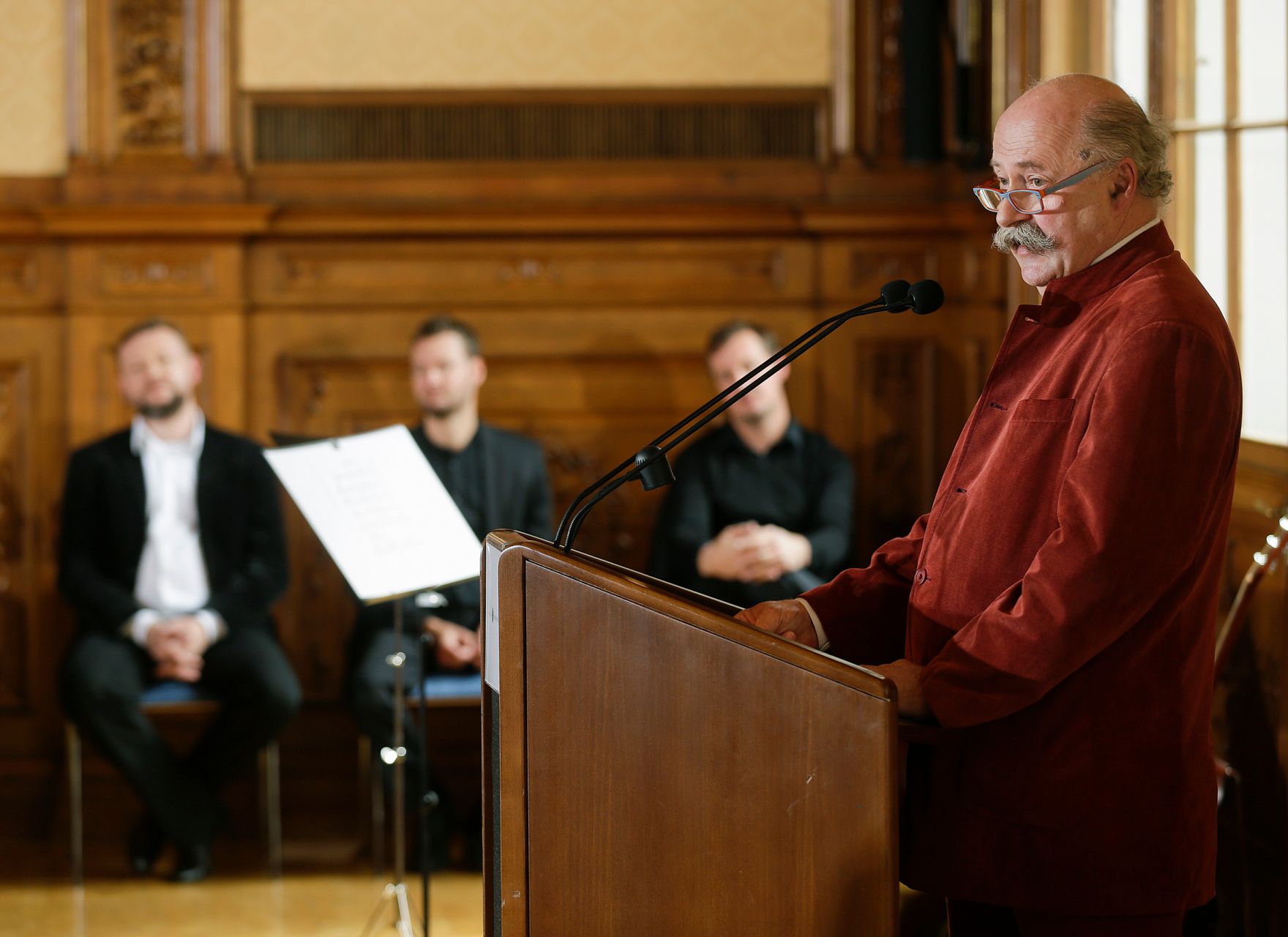 Am 25. April 2016 &uuml;berreichte Ministerialrat Reinhold Hohengartner die Urkunde, mit der Albrecht Meyer (im Bild) der Berufstitel Professor verliehen wurde.