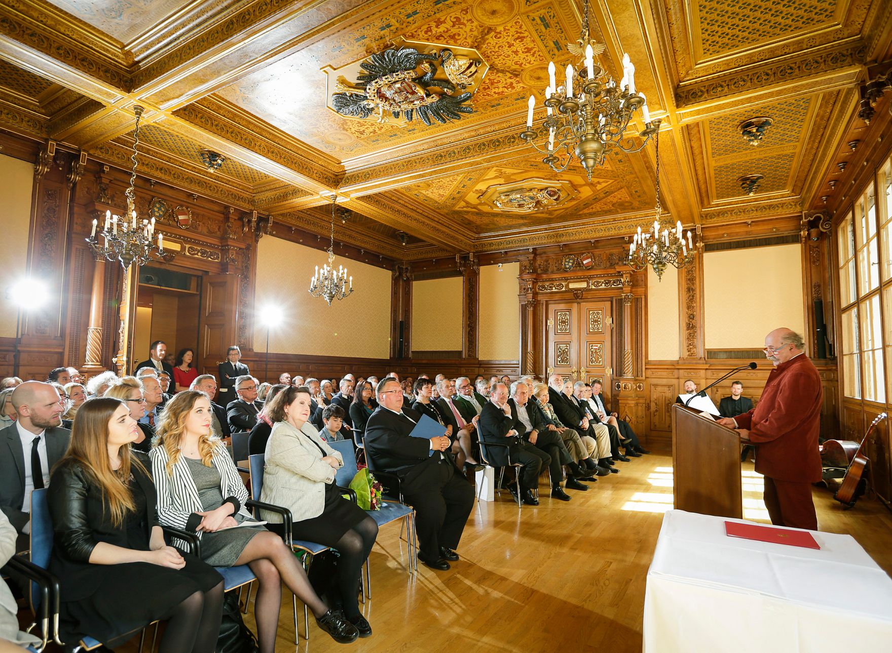 Am 25. April 2016 &uuml;berreichte Ministerialrat Reinhold Hohengartner die Urkunde, mit der Albrecht Meyer der Berufstitel Professor verliehen wurde.