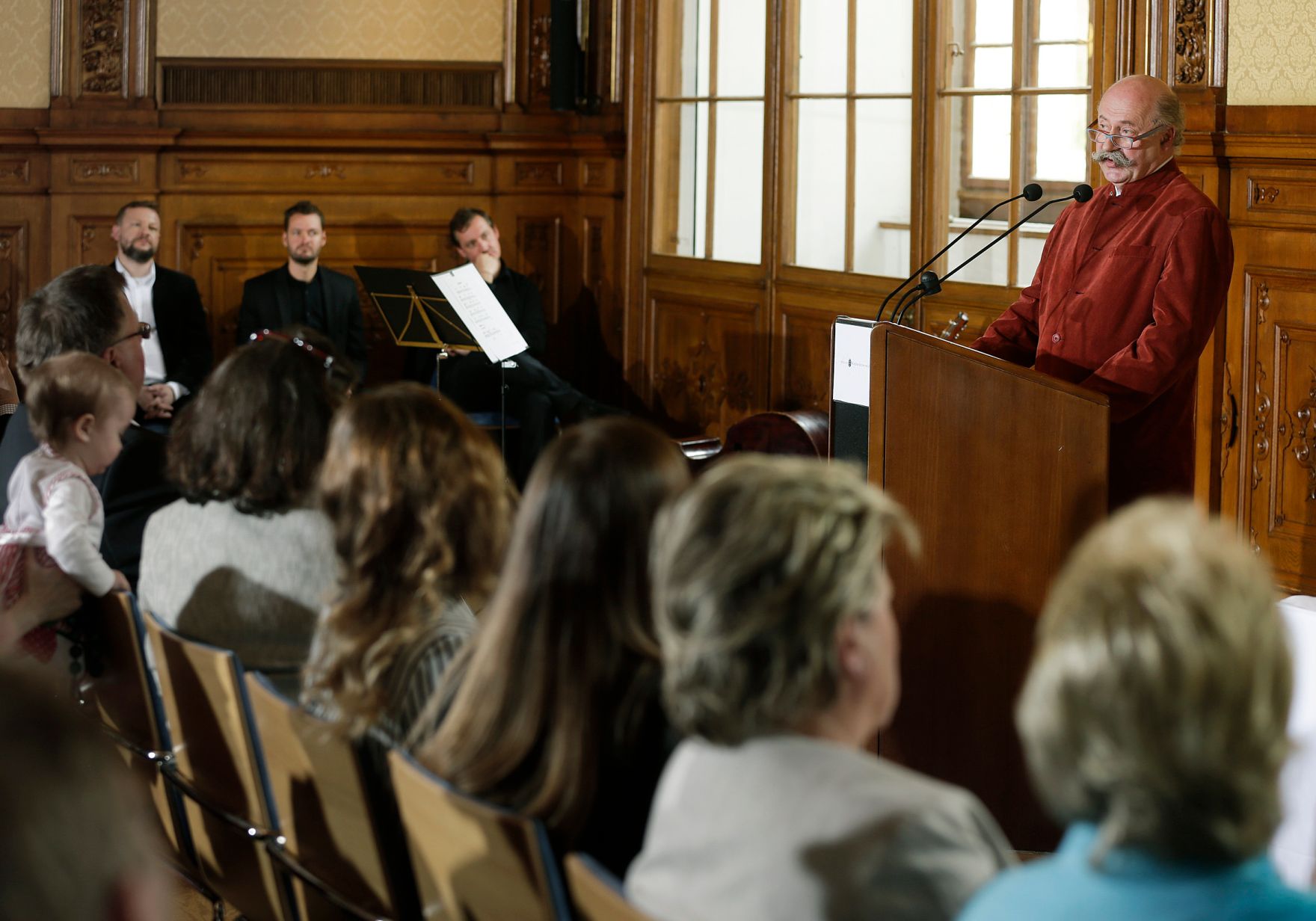 Am 25. April 2016 &uuml;berreichte Ministerialrat Reinhold Hohengartner die Urkunde, mit der Albrecht Meyer (im Bild) der Berufstitel Professor verliehen wurde.