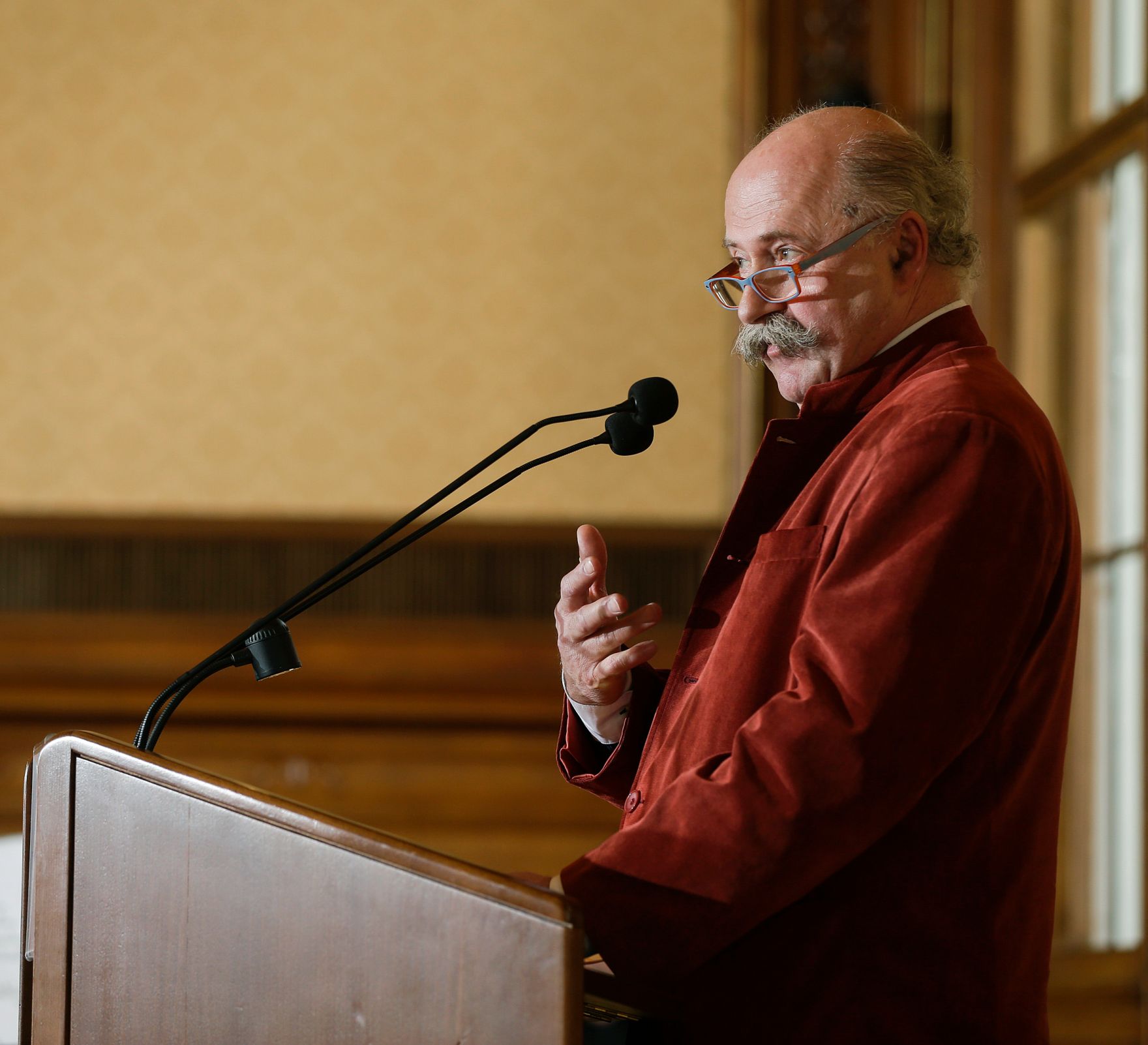 Am 25. April 2016 &uuml;berreichte Ministerialrat Reinhold Hohengartner die Urkunde, mit der Albrecht Meyer (im Bild) der Berufstitel Professor verliehen wurde.
