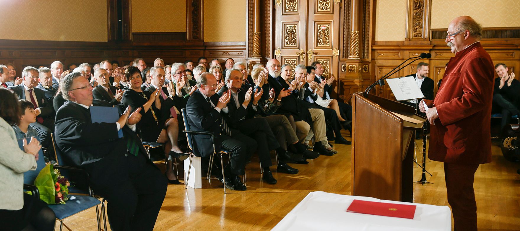 Am 25. April 2016 &uuml;berreichte Ministerialrat Reinhold Hohengartner (l.) die Urkunde, mit der Albrecht Meyer (r.) der Berufstitel Professor verliehen wurde.