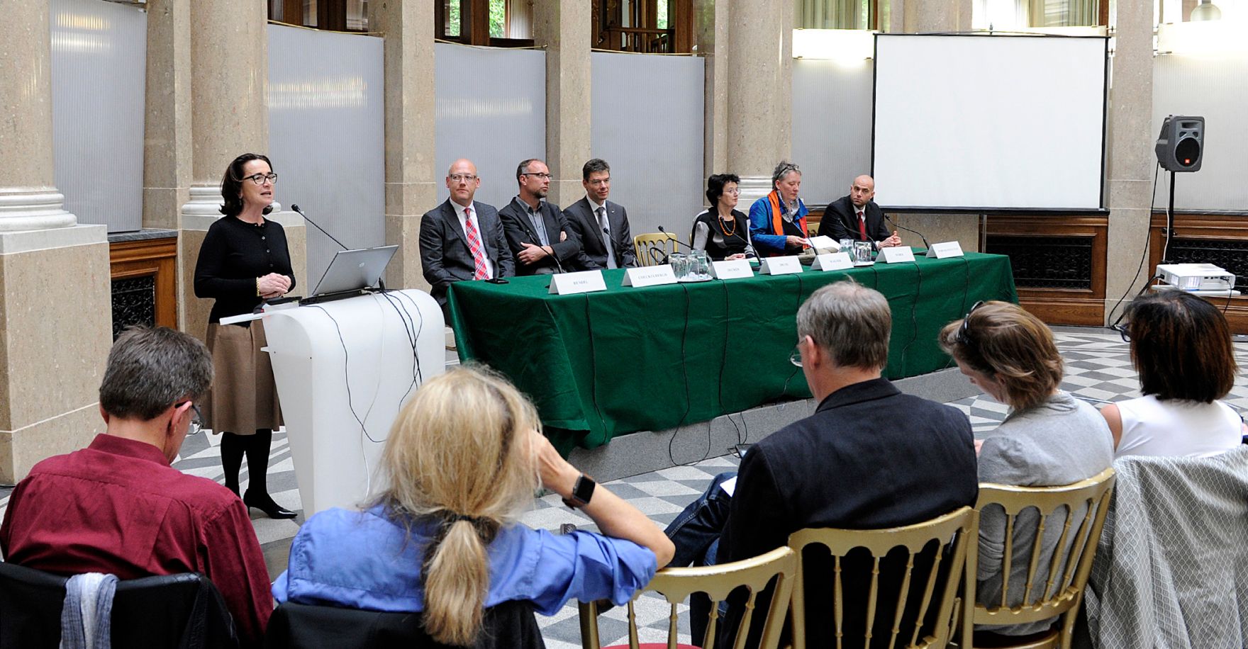 Am 2. Mai 2016 fand eine &ouml;ffentliche Sitzung der Bioethikkommission zum Thema &quot;Von Mensch und Maschine: Roboter in der Pflege&quot; statt.