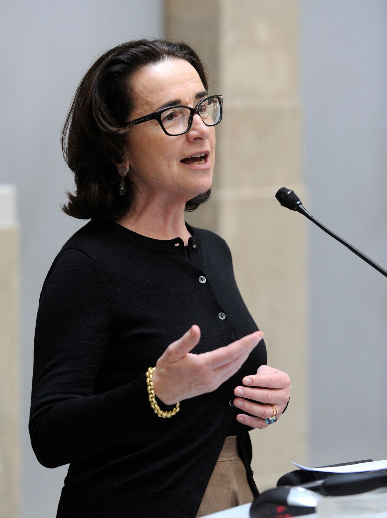 Am 2. Mai 2016 fand eine &ouml;ffentliche Sitzung der Bioethikkommission zum Thema &quot;Von Mensch und Maschine: Roboter in der Pflege&quot; statt. Im Bild Christiane Druml, Vorsitzende der Bioethikkommission bei der Er&ouml;ffnung.