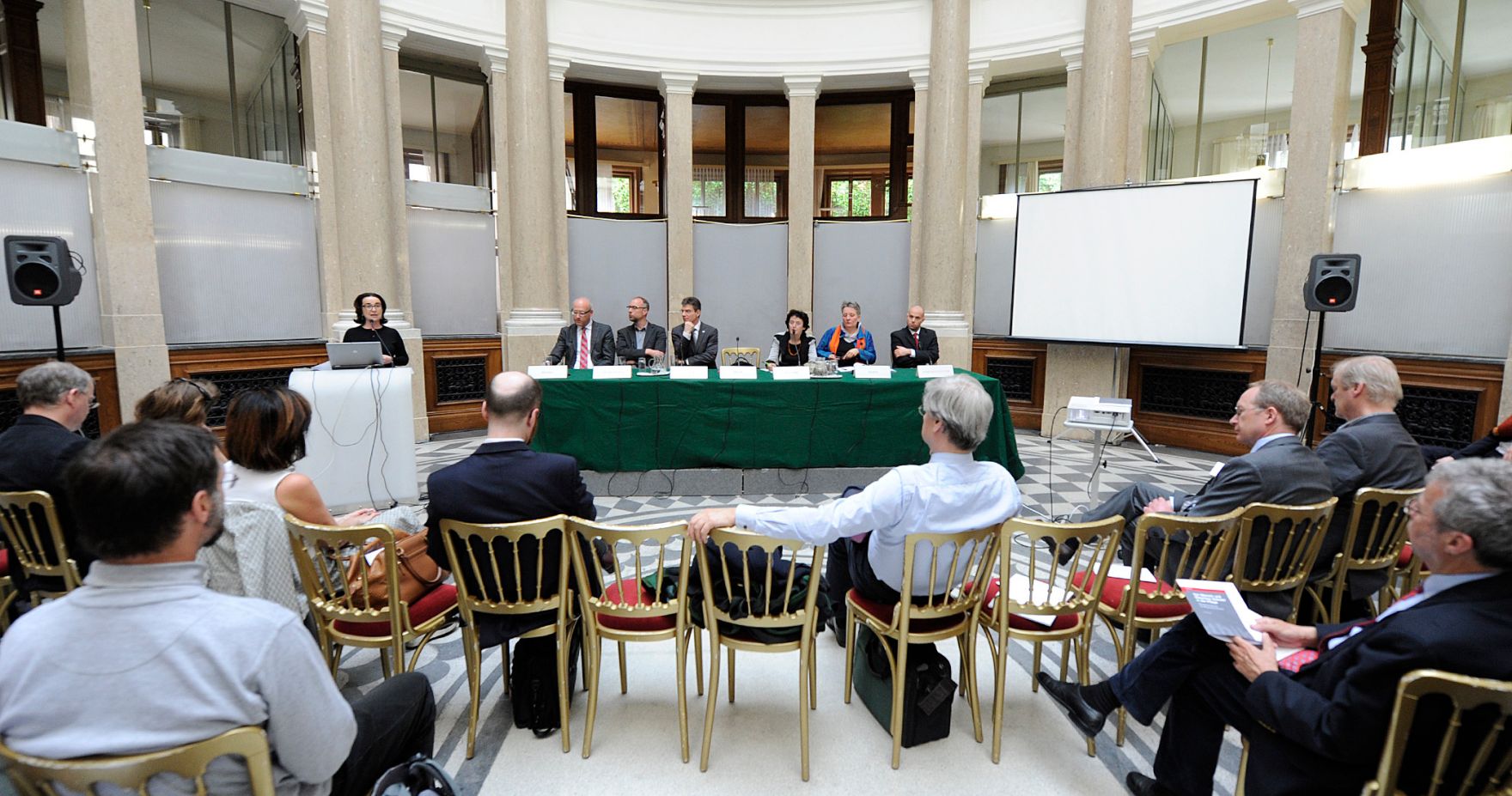 Am 2. Mai 2016 fand eine &ouml;ffentliche Sitzung der Bioethikkommission zum Thema &quot;Von Mensch und Maschine: Roboter in der Pflege&quot; statt.