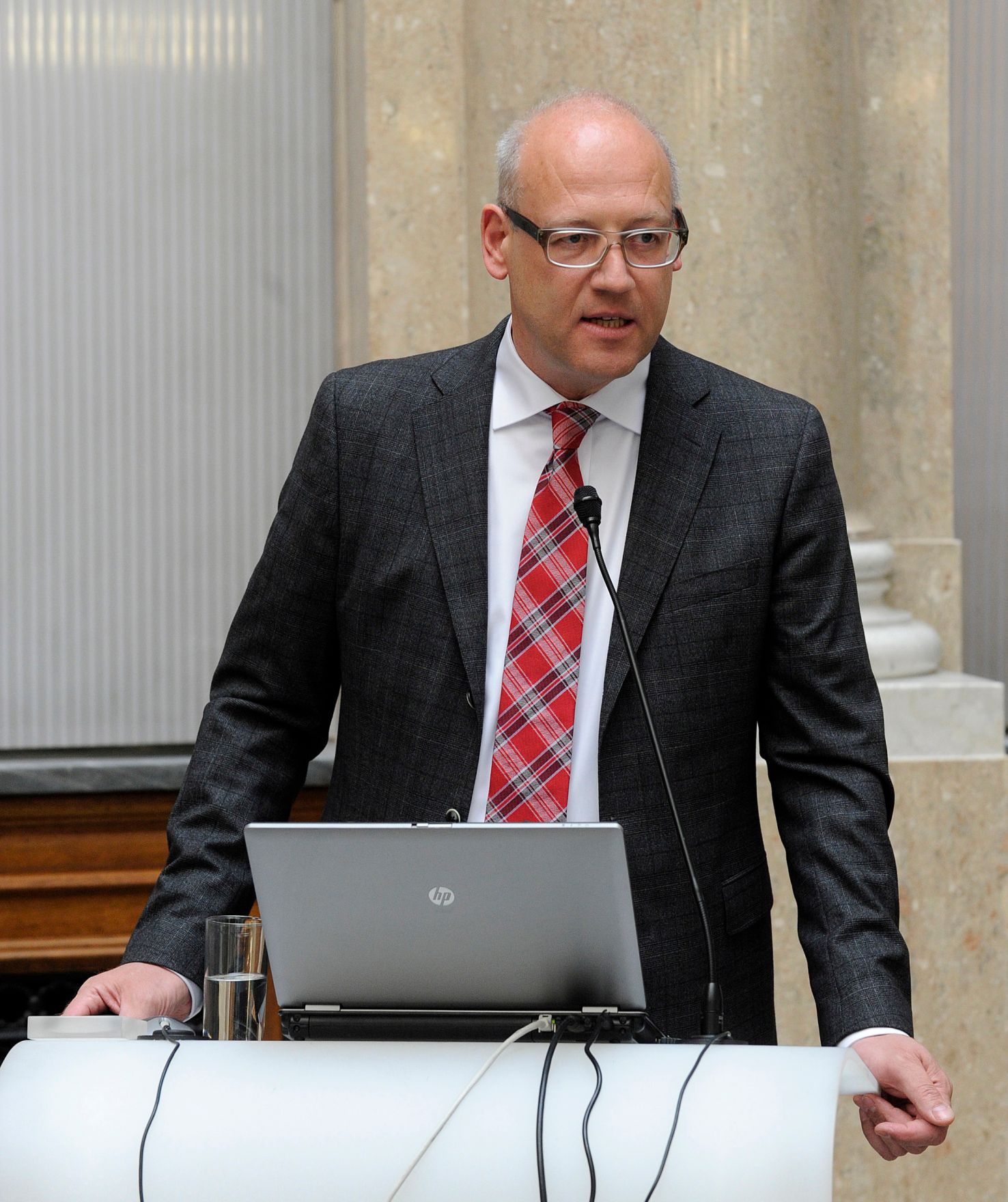 Am 2. Mai 2016 fand eine &ouml;ffentliche Sitzung der Bioethikkommission zum Thema &quot;Von Mensch und Maschine: Roboter in der Pflege&quot; statt. Im Bild Oliver Bendel von der Fachhochschule Nordwestschweiz bei seinem Vortrag.