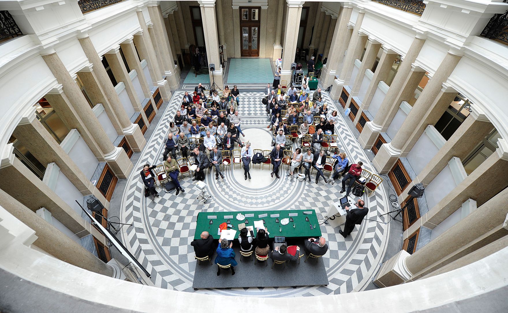 Am 2. Mai 2016 fand eine &ouml;ffentliche Sitzung der Bioethikkommission zum Thema &quot;Von Mensch und Maschine: Roboter in der Pflege&quot; statt.