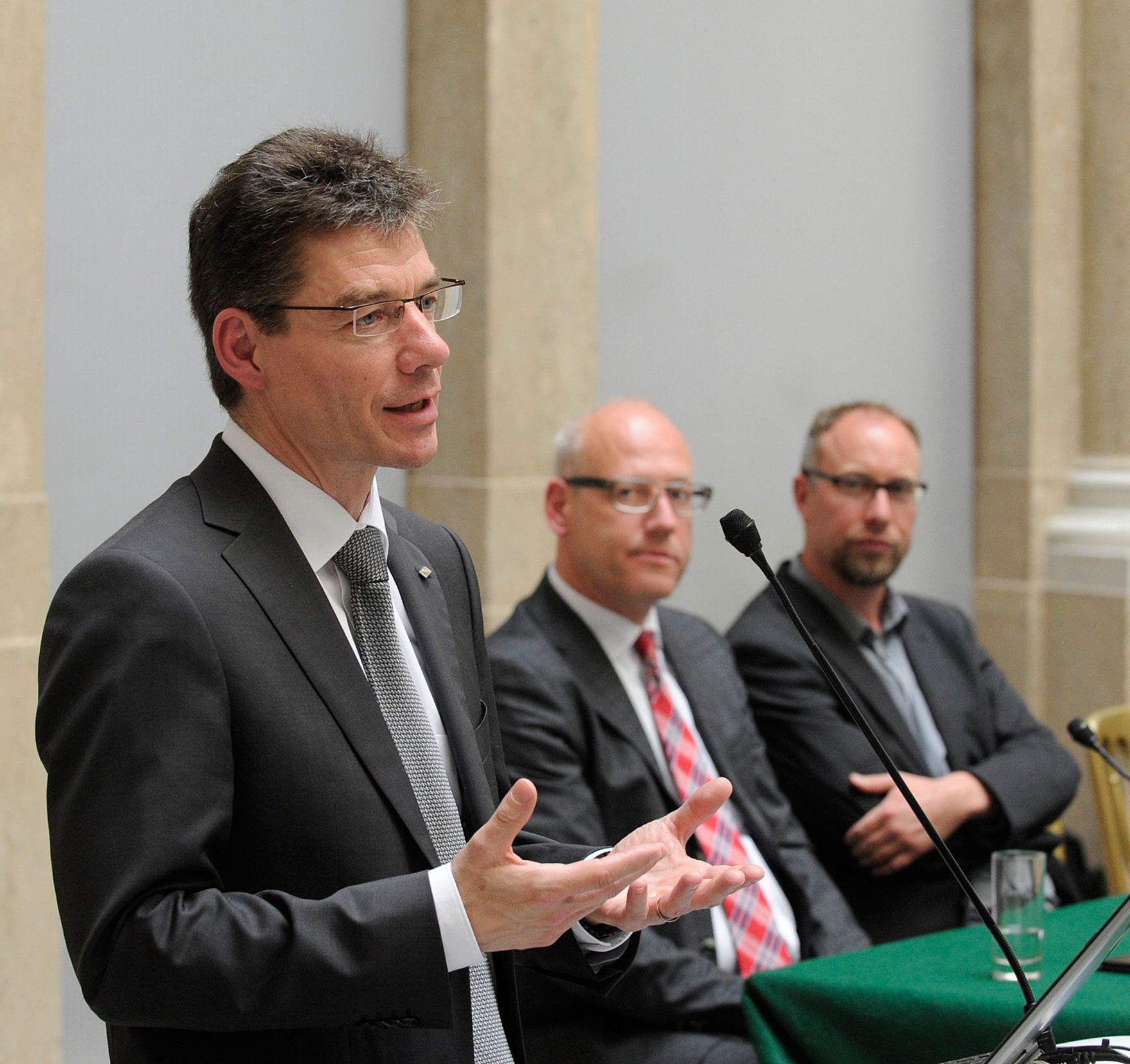 Am 2. Mai 2016 fand eine &ouml;ffentliche Sitzung der Bioethikkommission zum Thema &quot;Von Mensch und Maschine: Roboter in der Pflege&quot; statt. Im Bild Michael Decker vom Institut f&uuml;r Technologie in Karlsruhe bei seinem Vortrag.