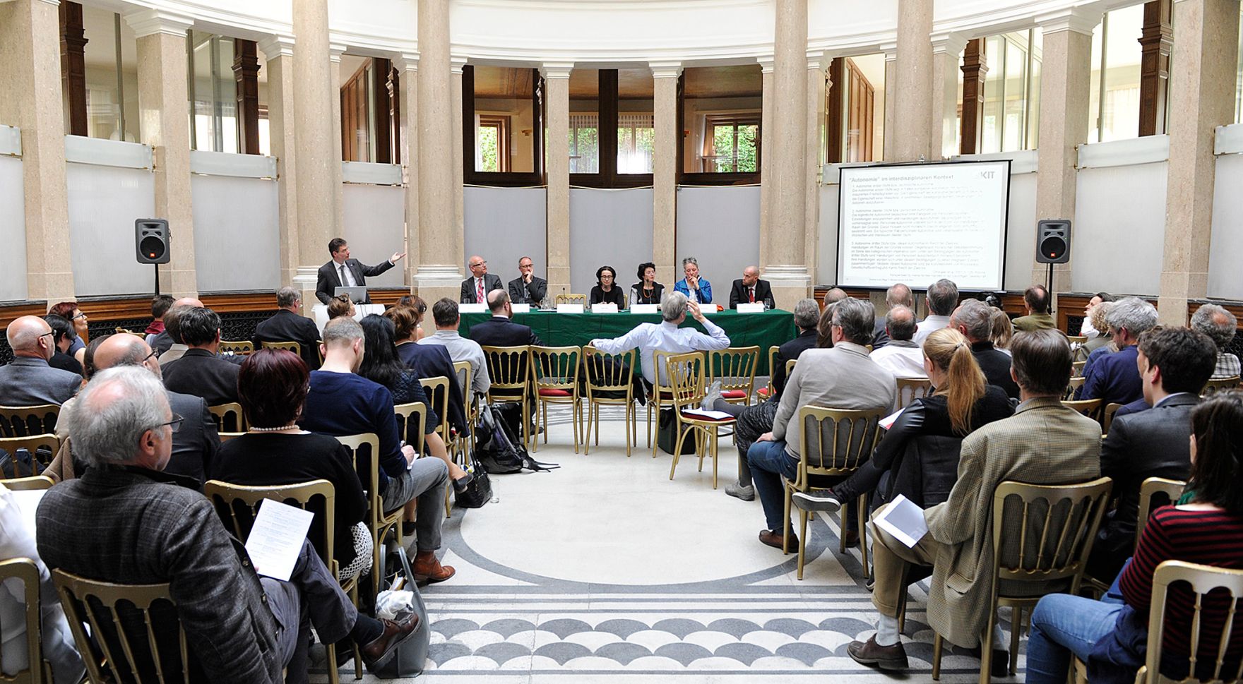 Am 2. Mai 2016 fand eine &ouml;ffentliche Sitzung der Bioethikkommission zum Thema &quot;Von Mensch und Maschine: Roboter in der Pflege&quot; statt.