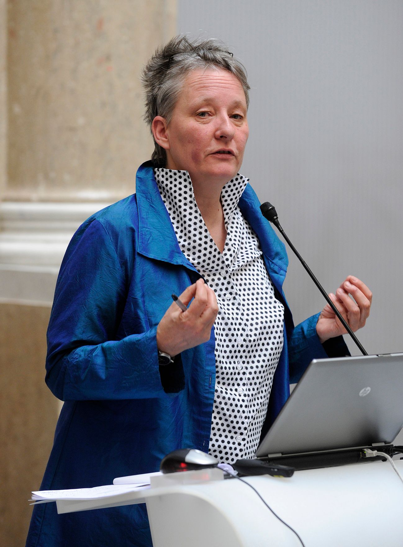 Am 2. Mai 2016 fand eine &ouml;ffentliche Sitzung der Bioethikkommission zum Thema &quot;Von Mensch und Maschine: Roboter in der Pflege&quot; statt. Im Bild Jutta Weber von der Universit&auml;t Paderborn bei ihrem Vortrag.