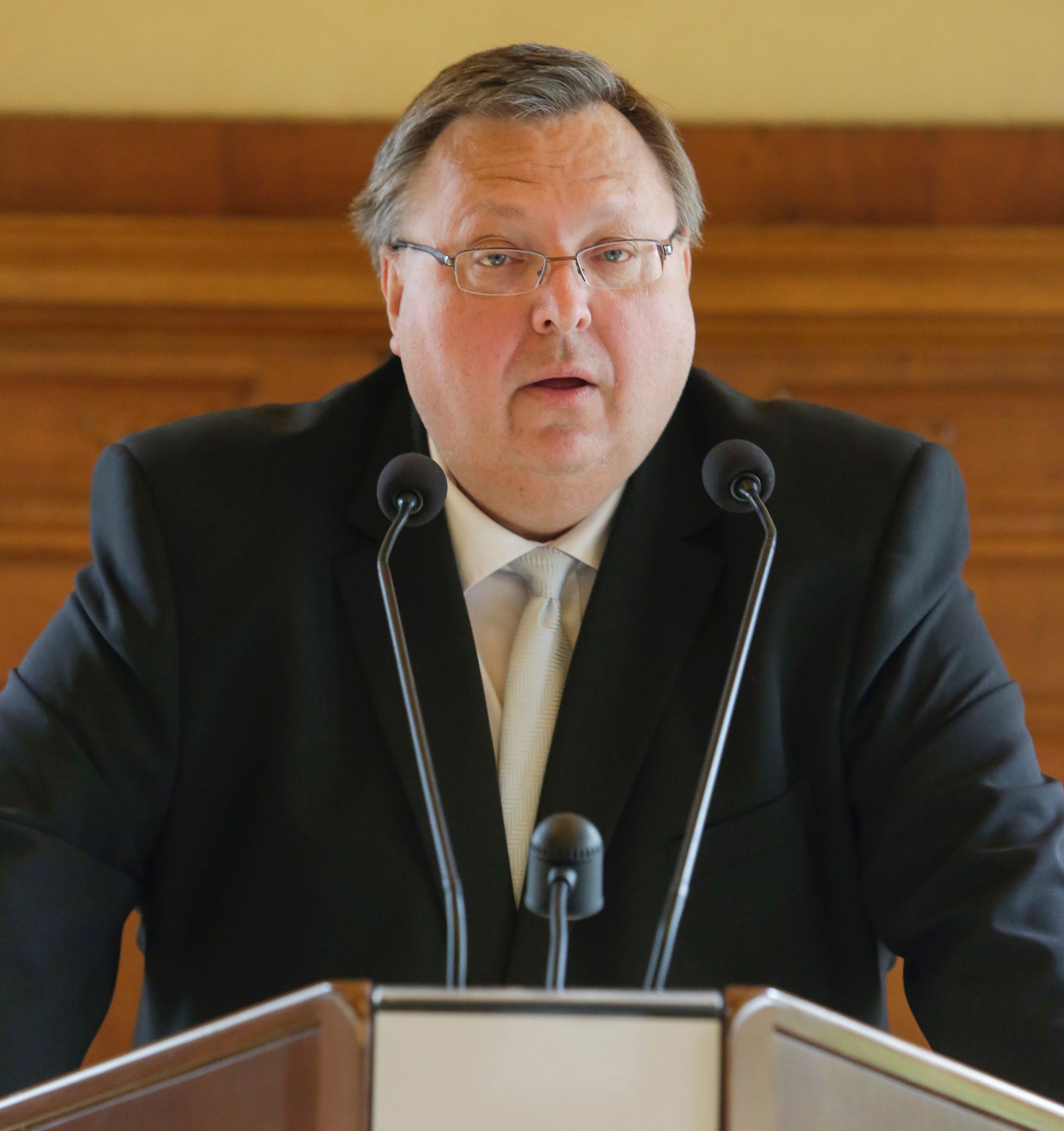 Am 3. Mai 2016 &uuml;berreichte Ministerialrat Reinhold Hohengartner (im Bild) das Goldene Ehrenzeichen f&uuml;r Verdienste um die Republik &Ouml;sterreich an Josef Keler.