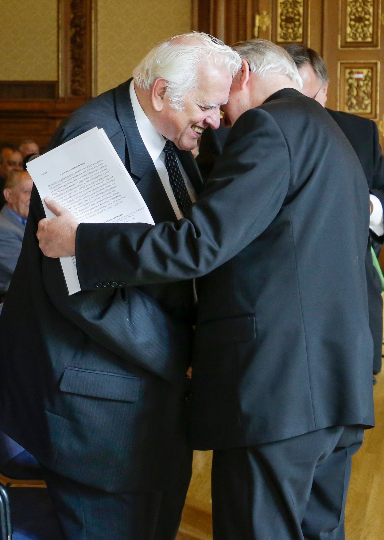 Am 3. Mai 2016 &uuml;berreichte Ministerialrat Reinhold Hohengartner das Goldene Ehrenzeichen f&uuml;r Verdienste um die Republik &Ouml;sterreich an Josef Keler (l.). Im Bild mit dem Laudator Alois Kothgasser (r.).