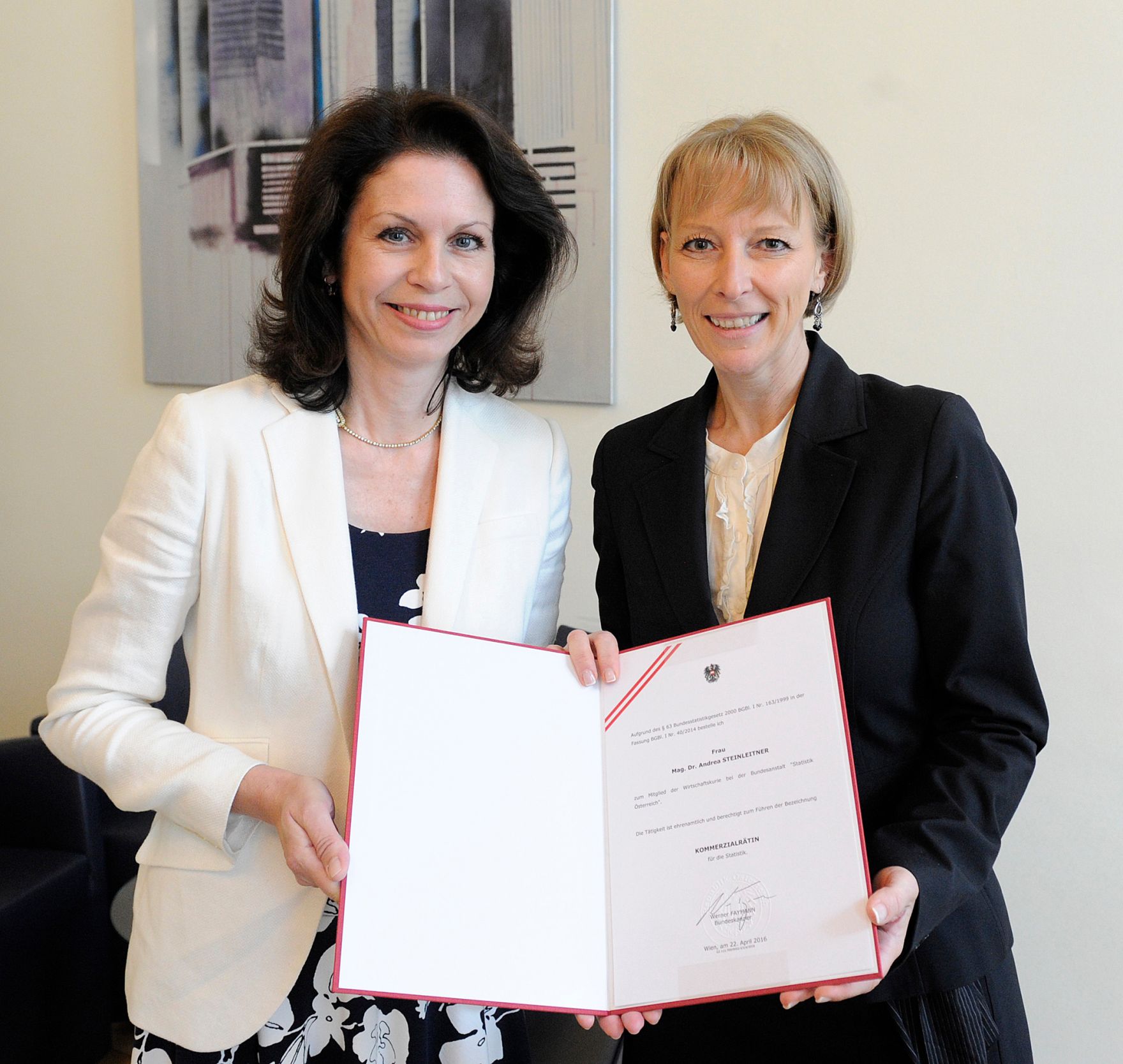 Am 18. Mai 2016 &uuml;berreichte Sektionschefin Nicole Bayer die Urkunde mit der Andrea Steinleitner der Titel Kommerzialr&auml;tin verliehen wurde.