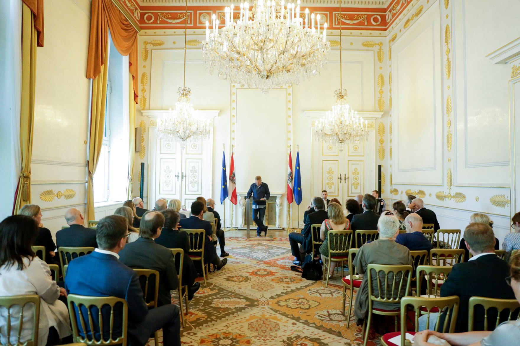 Am 10. Juni 2016 &uuml;berreichte Ministerialr&auml;tin Gudrun Schreiber das &Ouml;sterreichische Ehrenkreuz f&uuml;r Wissenschaft und Kunst an Kristin Feireiss. Im Bild Laudator Wolf Prix.