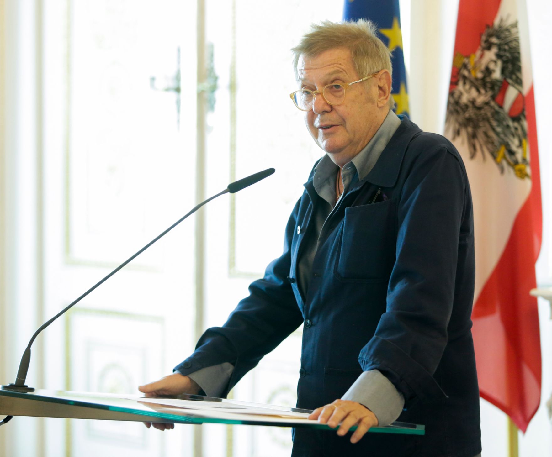 Am 10. Juni 2016 &uuml;berreichte Ministerialr&auml;tin Gudrun Schreiber das &Ouml;sterreichische Ehrenkreuz f&uuml;r Wissenschaft und Kunst an Kristin Feireiss. Im Bild Laudator Wolf Prix.