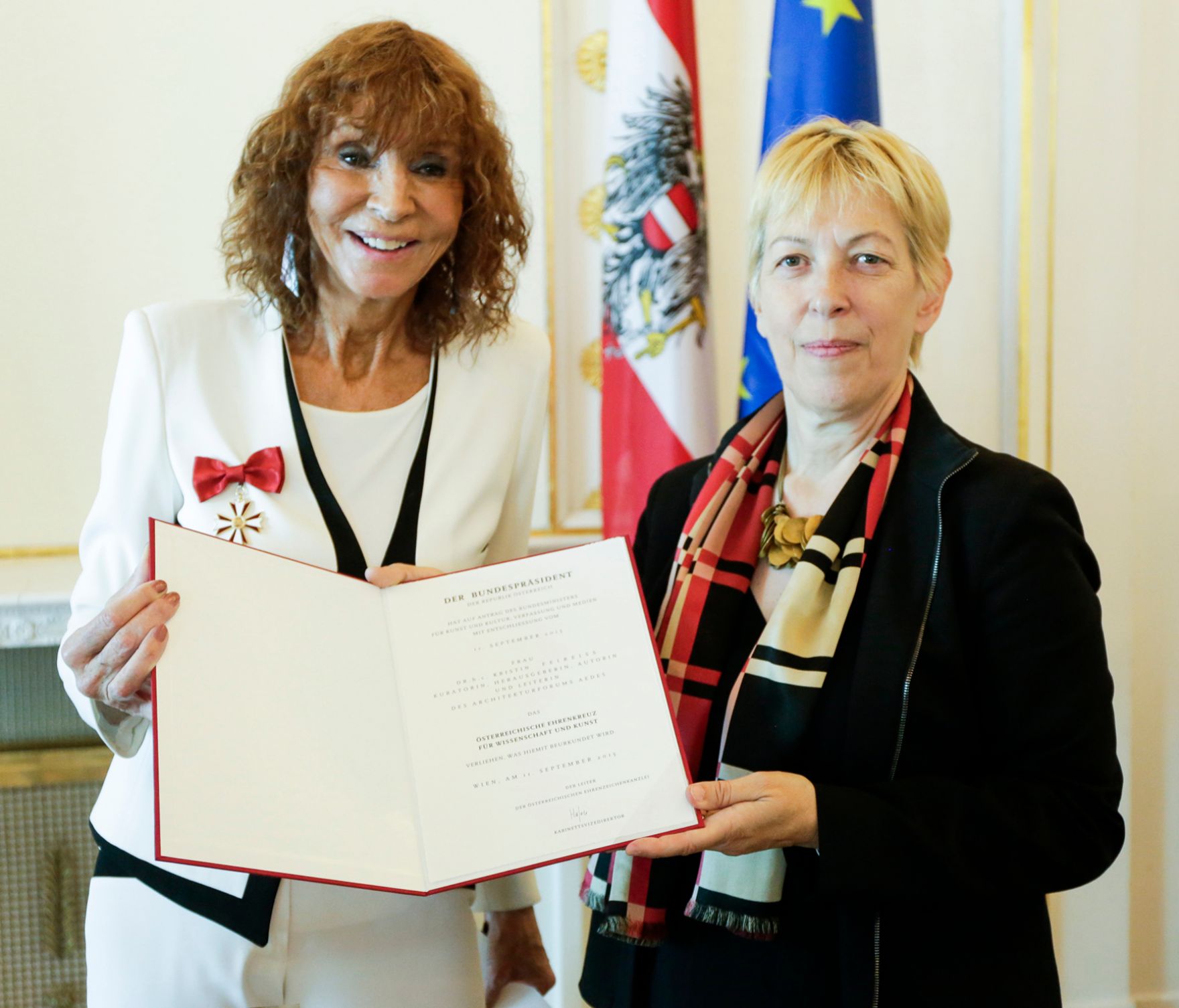 Am 10. Juni 2016 &uuml;berreichte Ministerialr&auml;tin Gudrun Schreiber (r.) das &Ouml;sterreichische Ehrenkreuz f&uuml;r Wissenschaft und Kunst an Kristin Feireiss (l.).