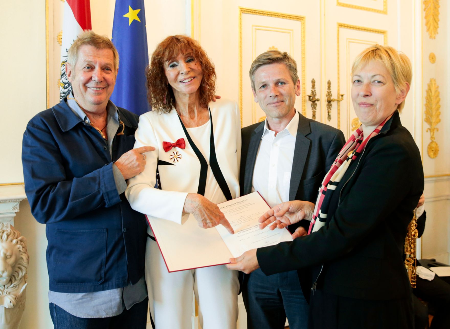 Am 10. Juni 2016 &uuml;berreichte Ministerialr&auml;tin Gudrun Schreiber (r.) das &Ouml;sterreichische Ehrenkreuz f&uuml;r Wissenschaft und Kunst an Kristin Feireiss (m.l.). Im Bild mit Laudator Wolf Prix (l.) und Josef Ostermayer (m.r.).