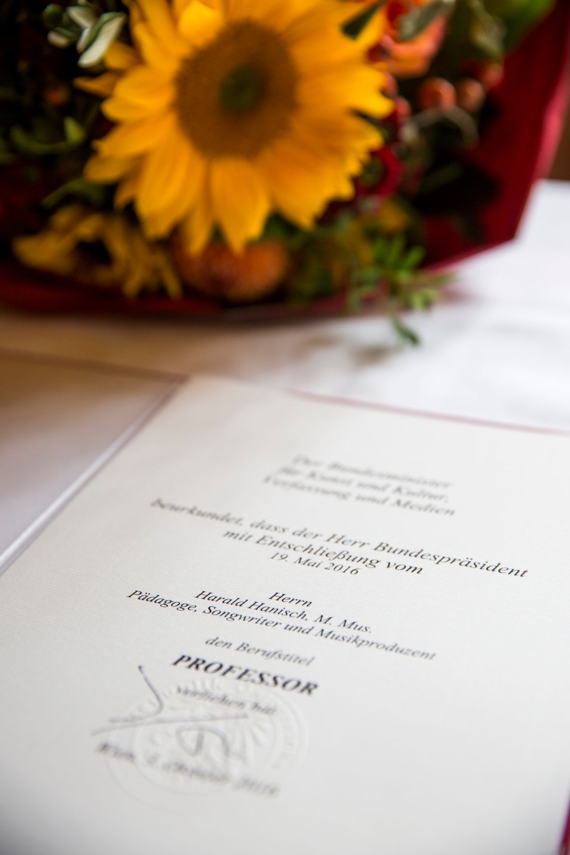 Am 3. Oktober 2016 &uuml;berreichte Reinhold Hohengartner die Urkunde, mit der Harald Hanisch der Berufstitel Professor verliehen wurde.