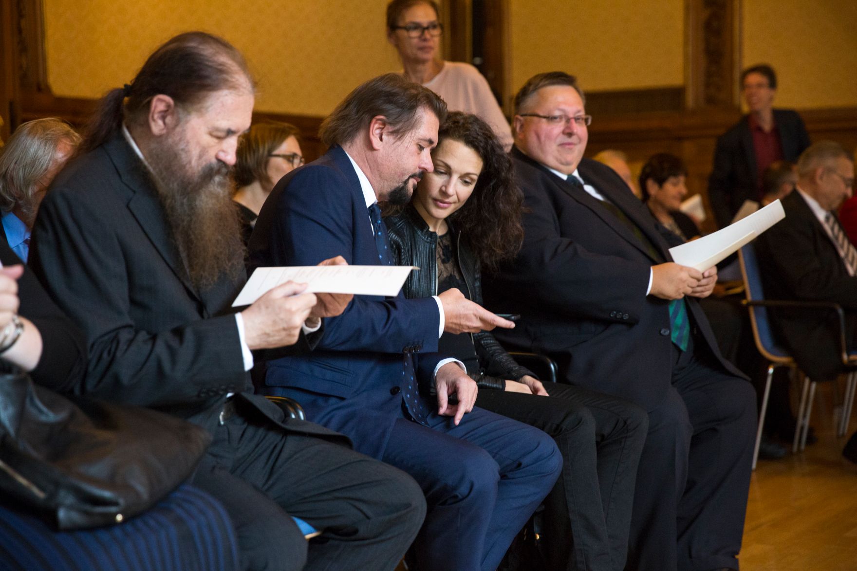Am 3. Oktober 2016 &uuml;berreichte Reinhold Hohengartner die Urkunde, mit der Harald Hanisch der Berufstitel Professor verliehen wurde.