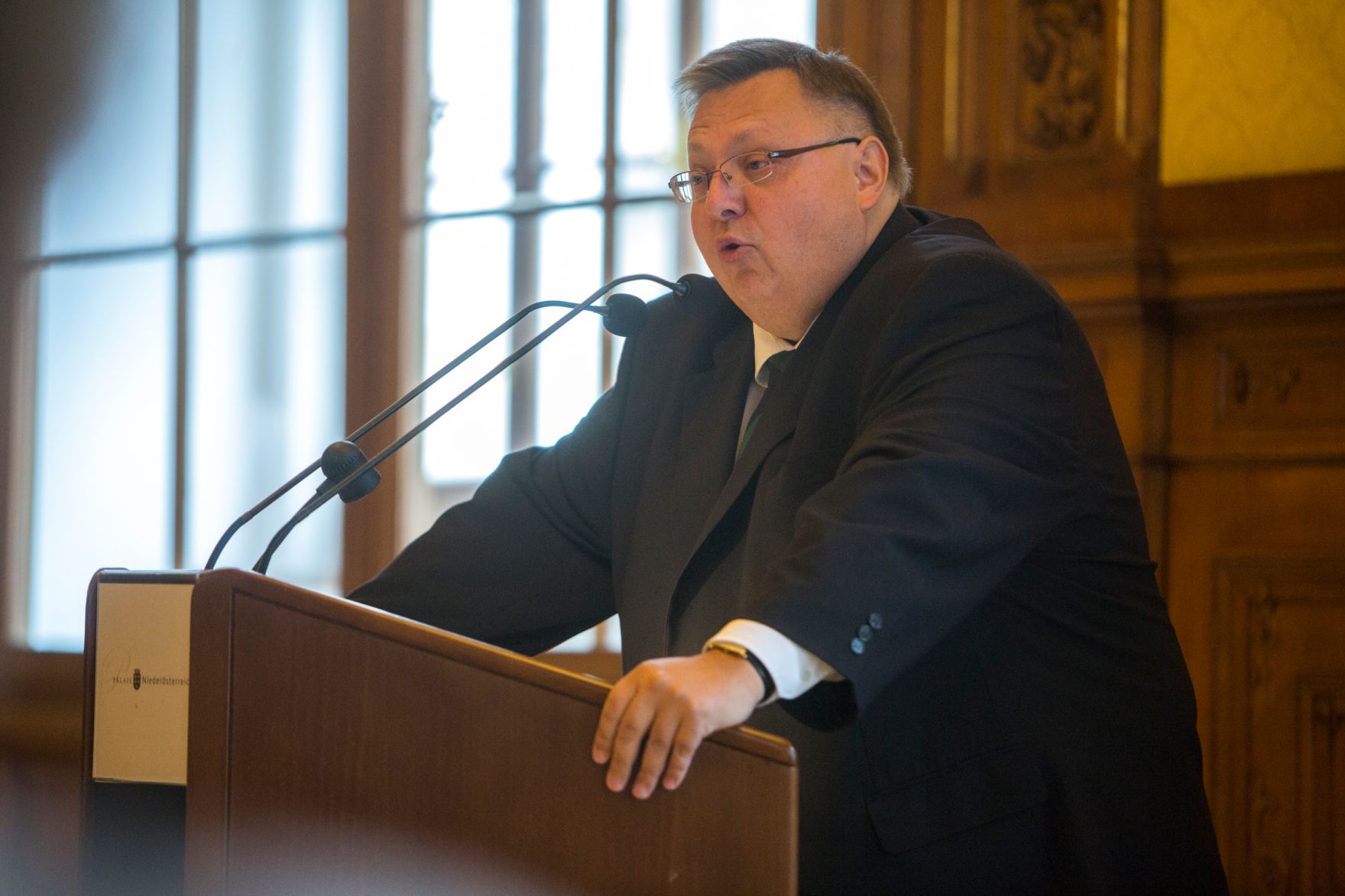 Am 3. Oktober 2016 &uuml;berreichte Reinhold Hohengartner (im Bild) die Urkunde, mit der Harald Hanisch der Berufstitel Professor verliehen wurde.