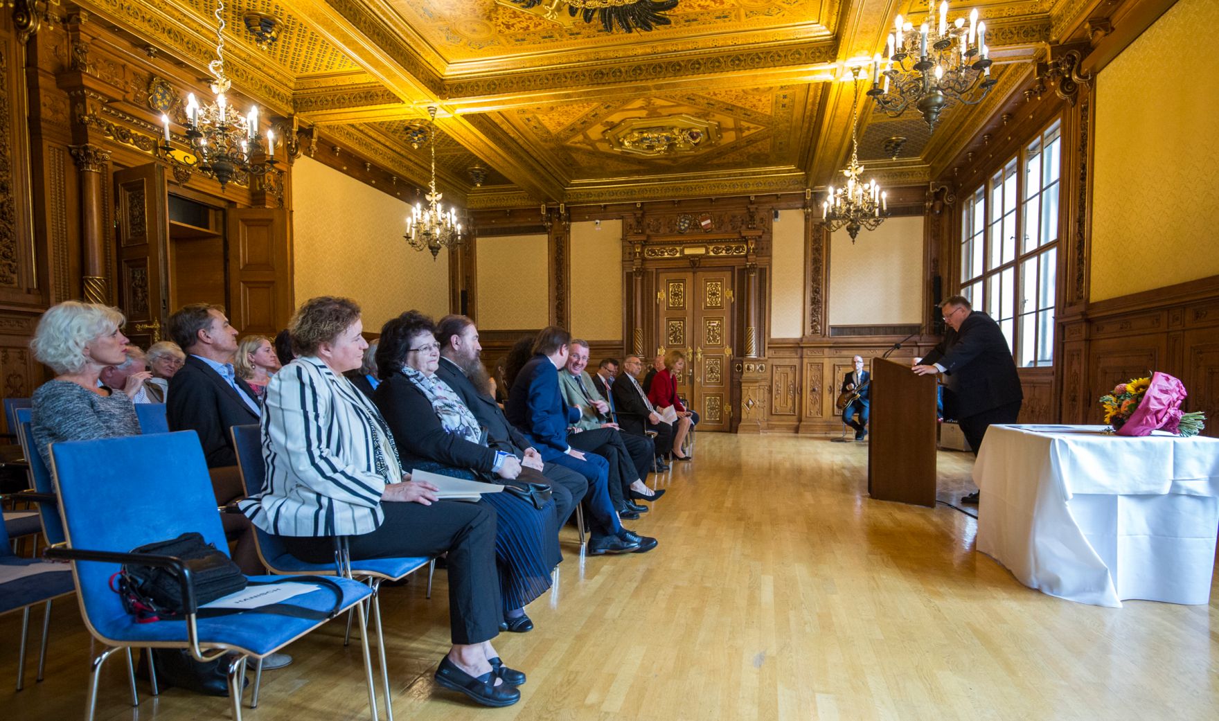 Am 3. Oktober 2016 &uuml;berreichte Reinhold Hohengartner (im Bild) die Urkunde, mit der Harald Hanisch der Berufstitel Professor verliehen wurde.