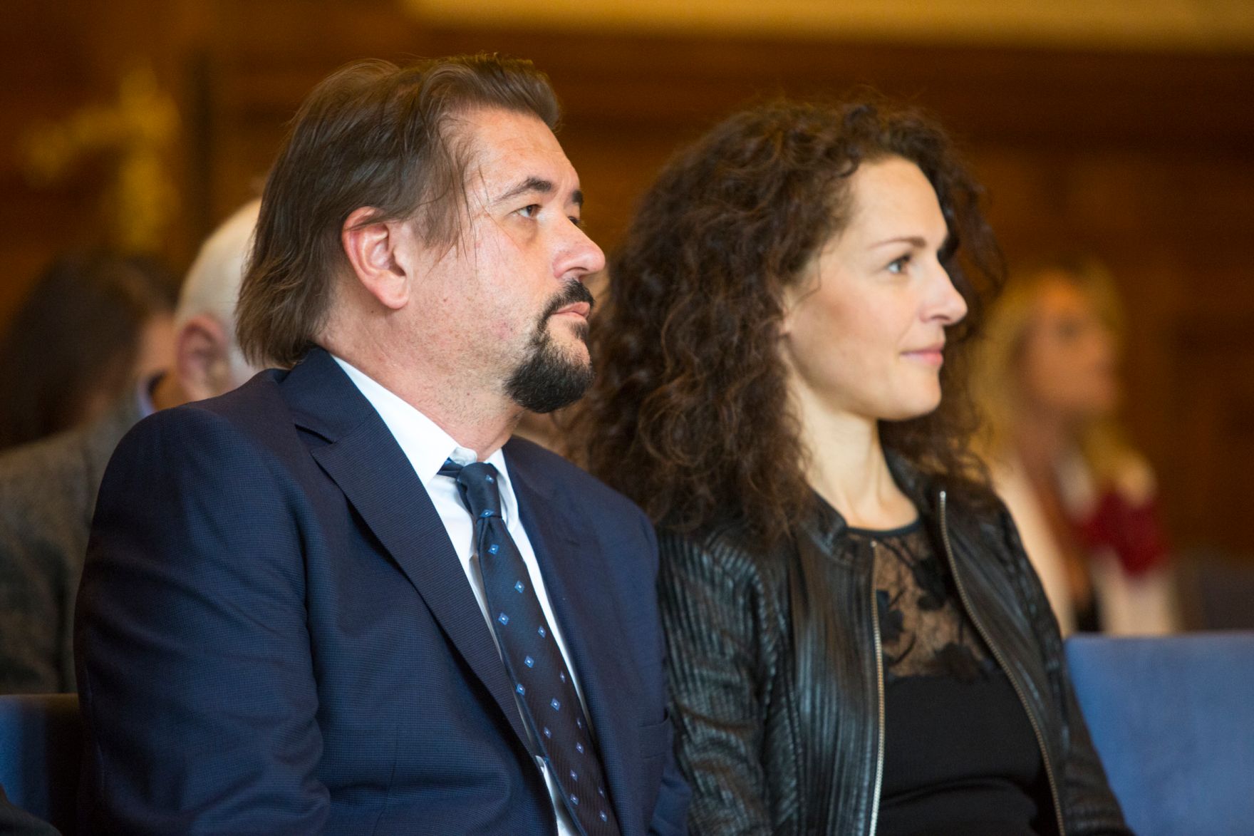 Am 3. Oktober 2016 &uuml;berreichte Reinhold Hohengartner die Urkunde, mit der Harald Hanisch (l.) der Berufstitel Professor verliehen wurde.