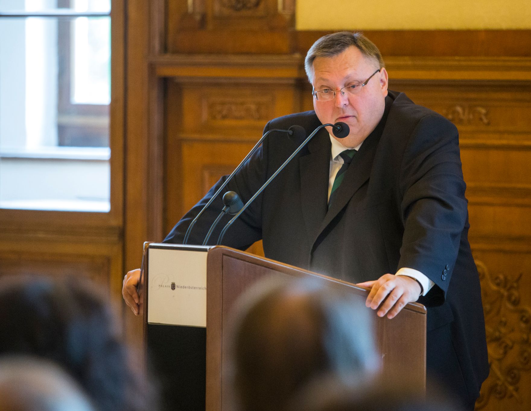Am 3. Oktober 2016 &uuml;berreichte Reinhold Hohengartner (im Bild) die Urkunde, mit der Harald Hanisch der Berufstitel Professor verliehen wurde.