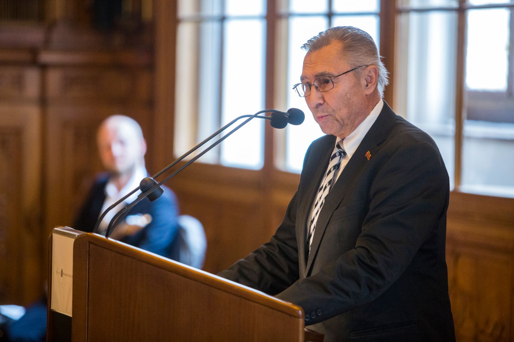 Am 3. Oktober 2016 &uuml;berreichte Reinhold Hohengartner die Urkunde, mit der Harald Hanisch der Berufstitel Professor verliehen wurde. Im Bild Laudator Franz Stromer.