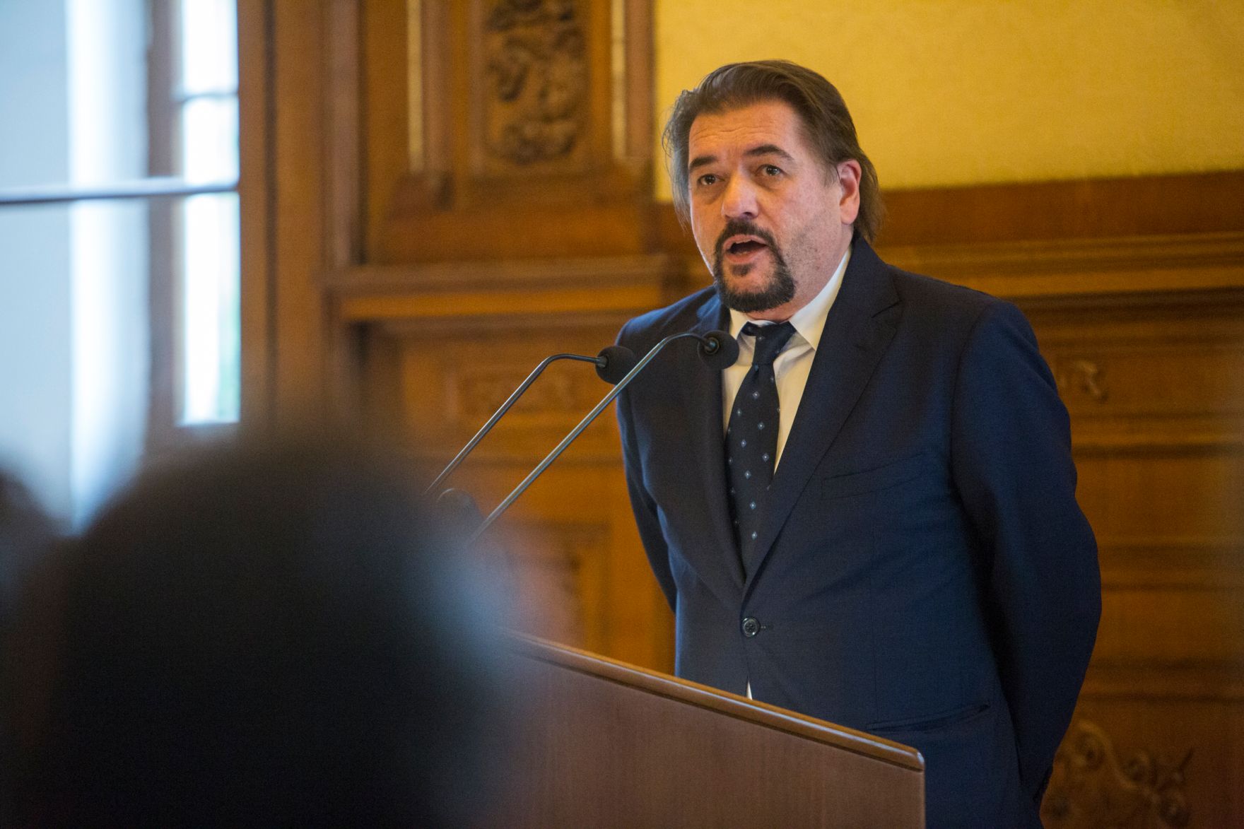 Am 3. Oktober 2016 &uuml;berreichte Reinhold Hohengartner die Urkunde, mit der Harald Hanisch (im Bild) der Berufstitel Professor verliehen wurde.