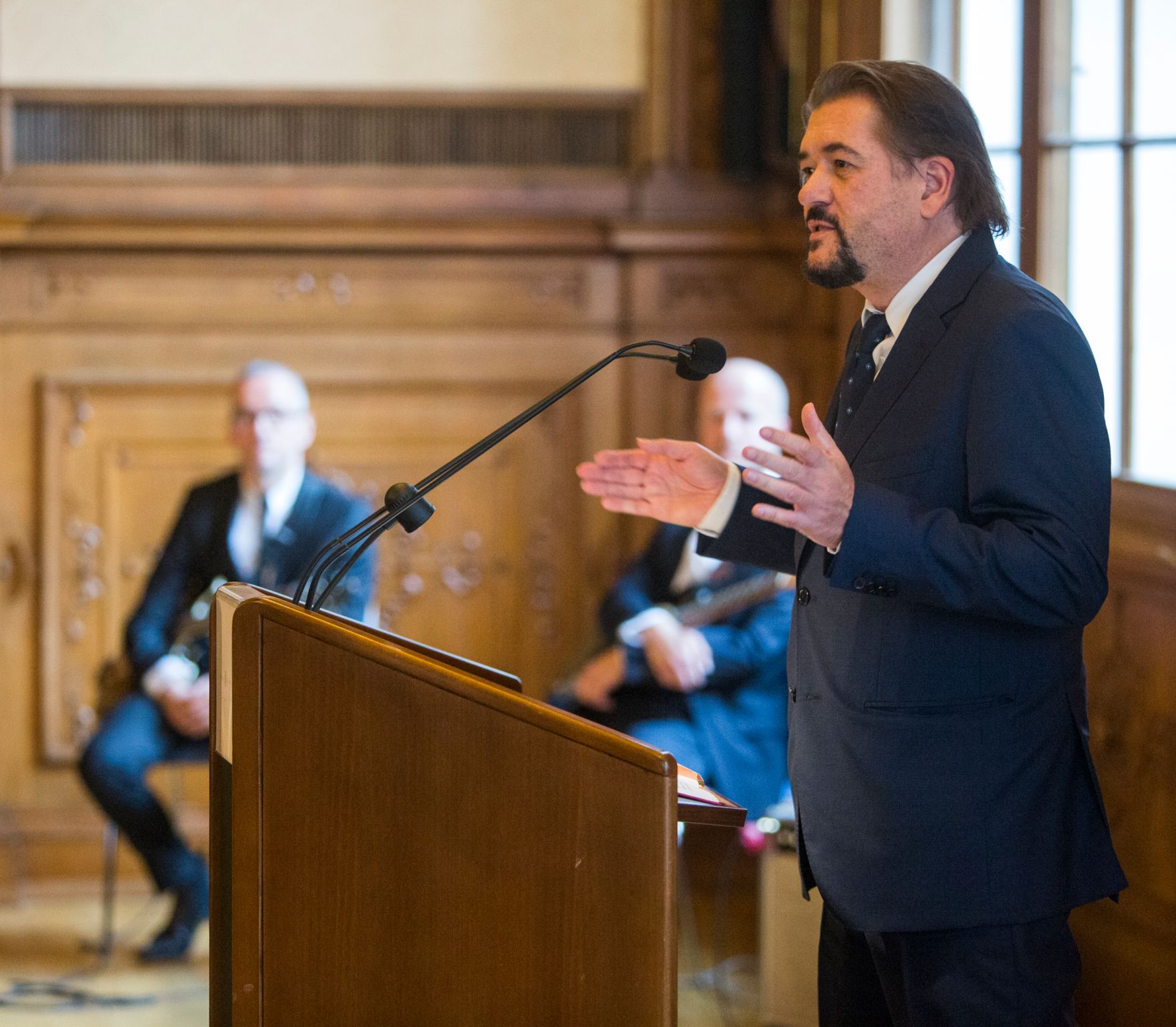 Am 3. Oktober 2016 &uuml;berreichte Reinhold Hohengartner die Urkunde, mit der Harald Hanisch (im Bild) der Berufstitel Professor verliehen wurde.