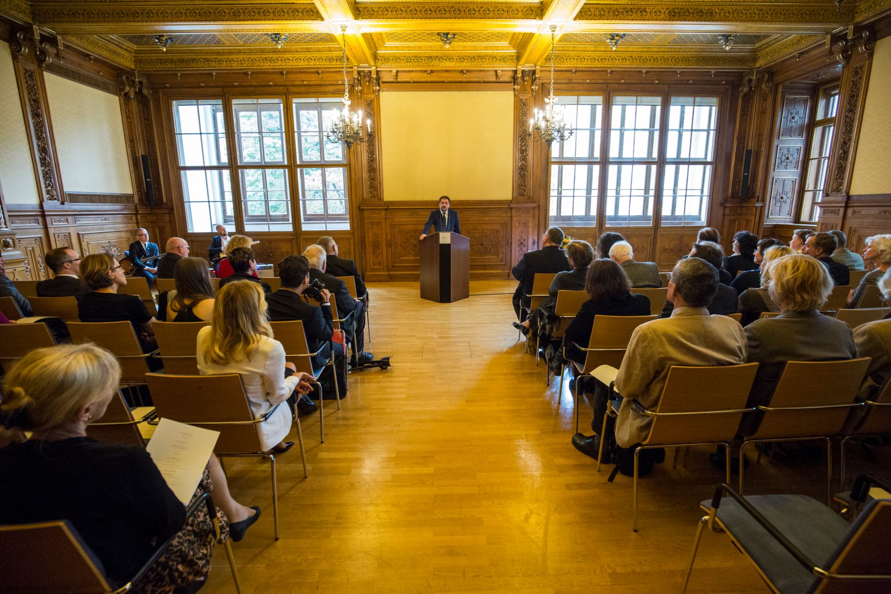 Am 3. Oktober 2016 &uuml;berreichte Reinhold Hohengartner die Urkunde, mit der Harald Hanisch (im Bild) der Berufstitel Professor verliehen wurde.