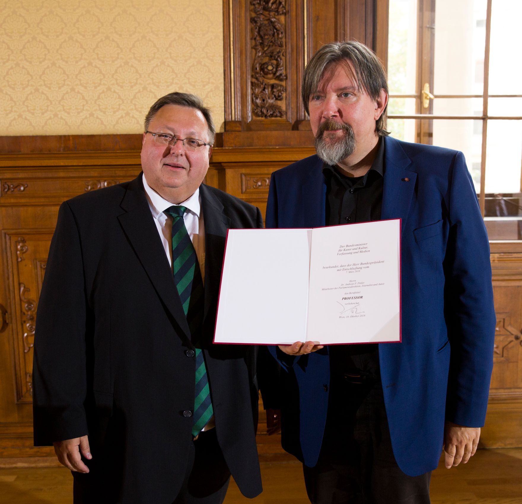 Am 10. Oktober 2016 &uuml;berreichte Ministerialrat Reinhold Hohengartner (im Bild) das Goldene Ehrenzeichen f&uuml;r Verdienste um die Republik &Ouml;sterreich an Karl Heinz Stradal und die Urkunde, mit der Andreas Pittler (im Bild) der Berufstitel Professor verliehen wurde.