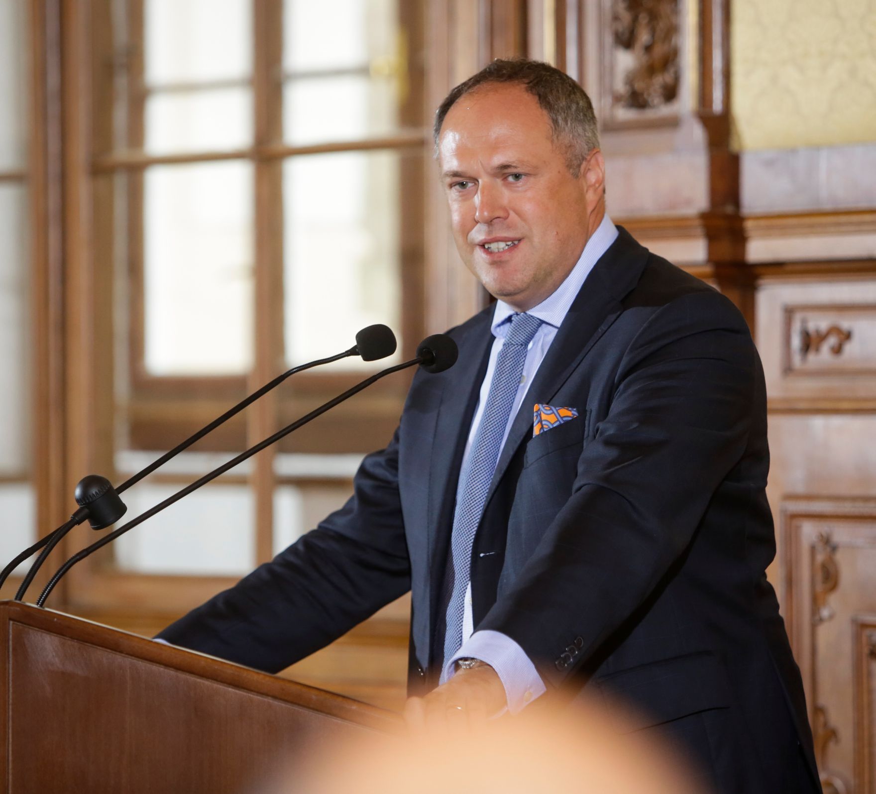 Am 17. Oktober 2016 &uuml;berreichte Ministerialrat Reinhold Hohengartner die Urkunden, mit denen Burkhard Werner Ren&eacute; Ernst und Peter Gruber der Berufstitel Professor verliehen wurde. Im Bild der Laudator Richard Grasl.