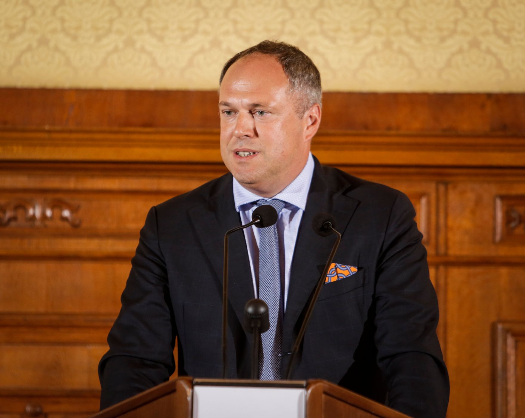 Am 17. Oktober 2016 &uuml;berreichte Ministerialrat Reinhold Hohengartner die Urkunden, mit denen Burkhard Werner Ren&eacute; Ernst und Peter Gruber der Berufstitel Professor verliehen wurde. Im Bild der Laudator Richard Grasl.