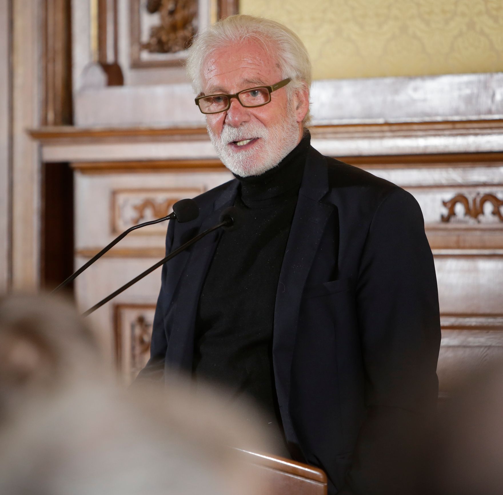 Am 17. Oktober 2016 &uuml;berreichte Ministerialrat Reinhold Hohengartner die Urkunden, mit denen Burkhard Werner Ren&eacute; Ernst und Peter Gruber der Berufstitel Professor verliehen wurde. Im Bild der Laudator Peter Michael Lingens.