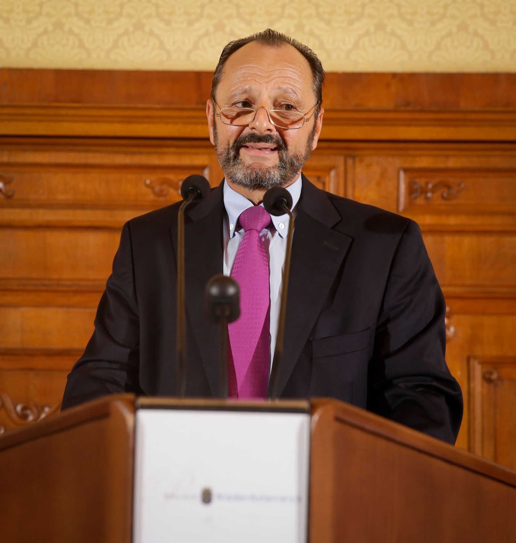 Am 17. Oktober 2016 &uuml;berreichte Ministerialrat Reinhold Hohengartner die Urkunden, mit denen Burkhard Werner Ren&eacute; Ernst (im Bild) und Peter Gruber der Berufstitel Professor verliehen wurde.